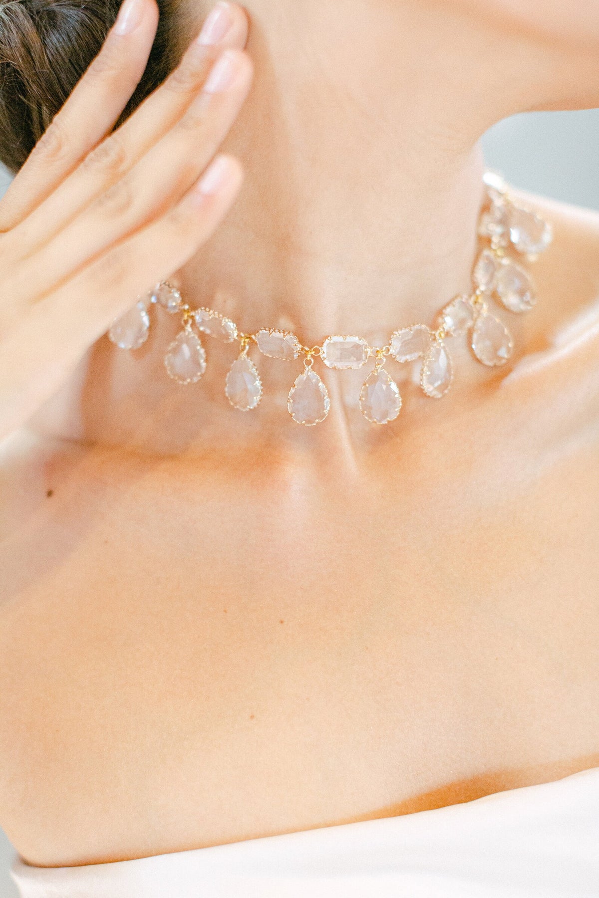 Aerin luxe gouden filigraan choker van Hanna Peters × Gibson Bespoke met fonkelende smaragdgeslepen kristallen, verfijnde gouden omlijstingen en een verstelbare kettingsluiting.