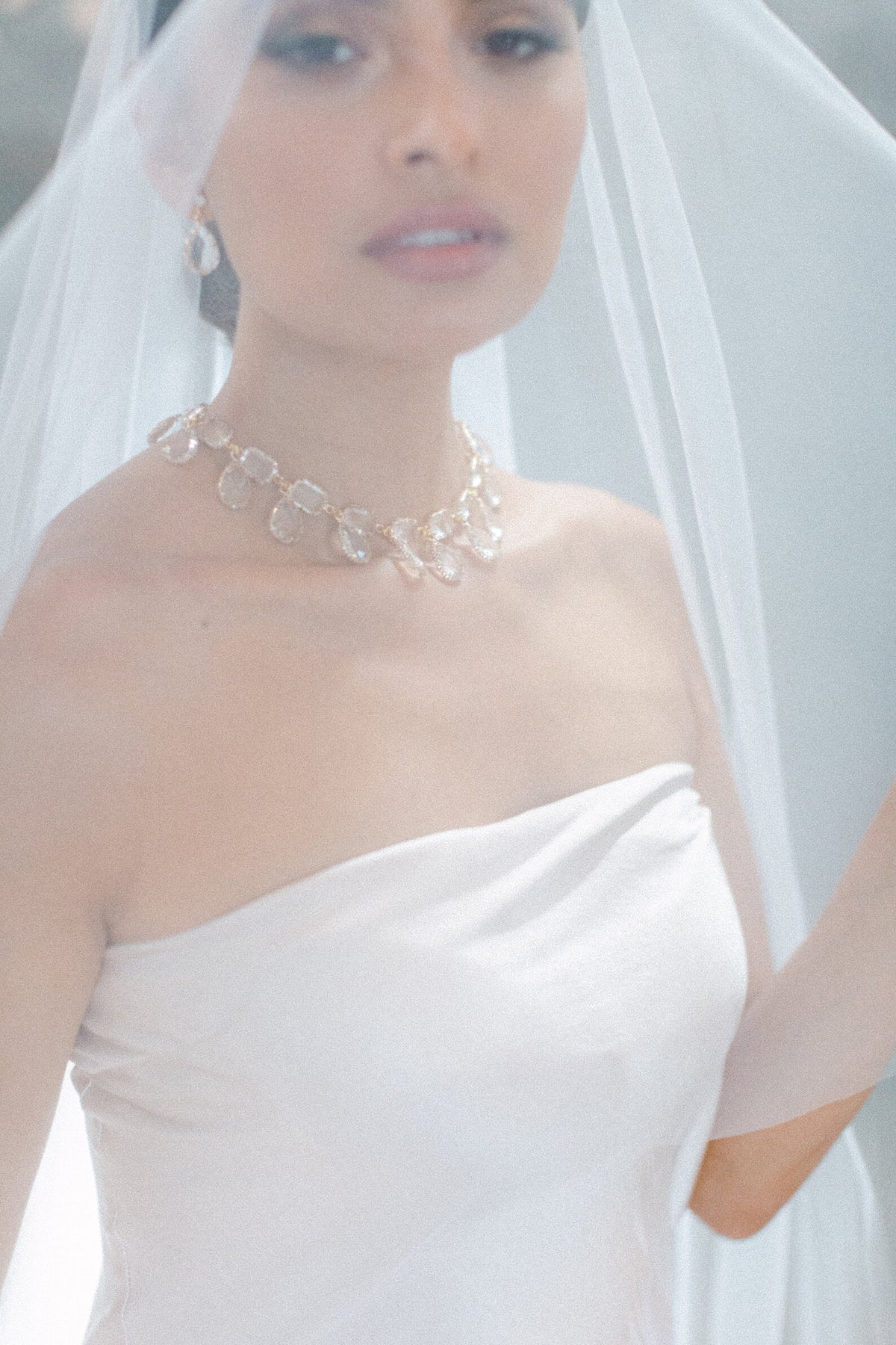 Aerin luxe gouden filigraan choker van Hanna Peters × Gibson Bespoke met fonkelende smaragdgeslepen kristallen, verfijnde gouden omlijstingen en een verstelbare kettingsluiting.