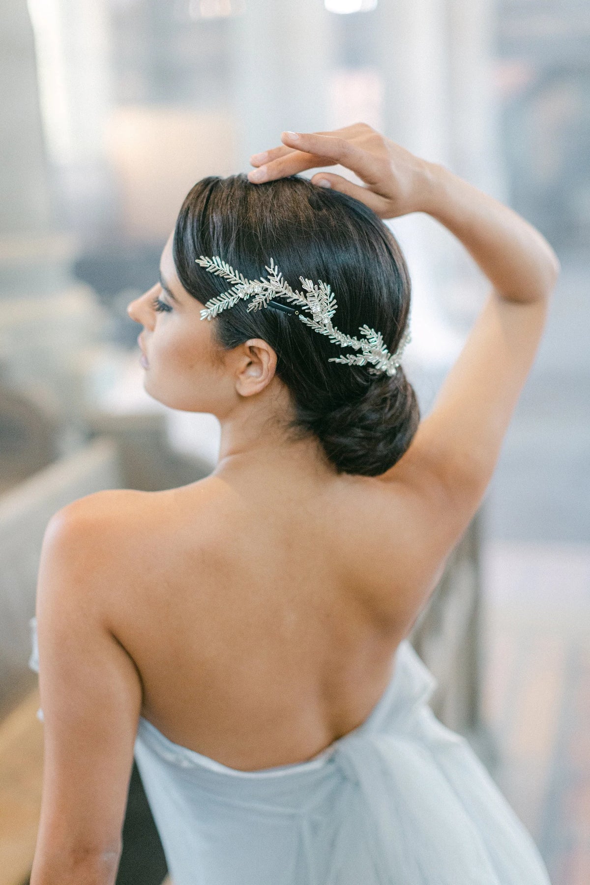 Artemesie zilveren bruids haarrank van Hanna Peters × Gibson Bespoke met glanzende zilverkleurige bugelkralen, fonkelende kristallen en flexibele botanische takken.