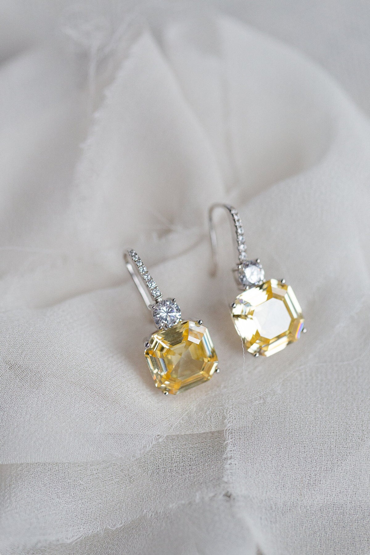 Astor luxe bruidsoorbellen van Hanna Peters × Gibson Bespoke met Asscher geslepen kristal en briljant geslepen kristallen