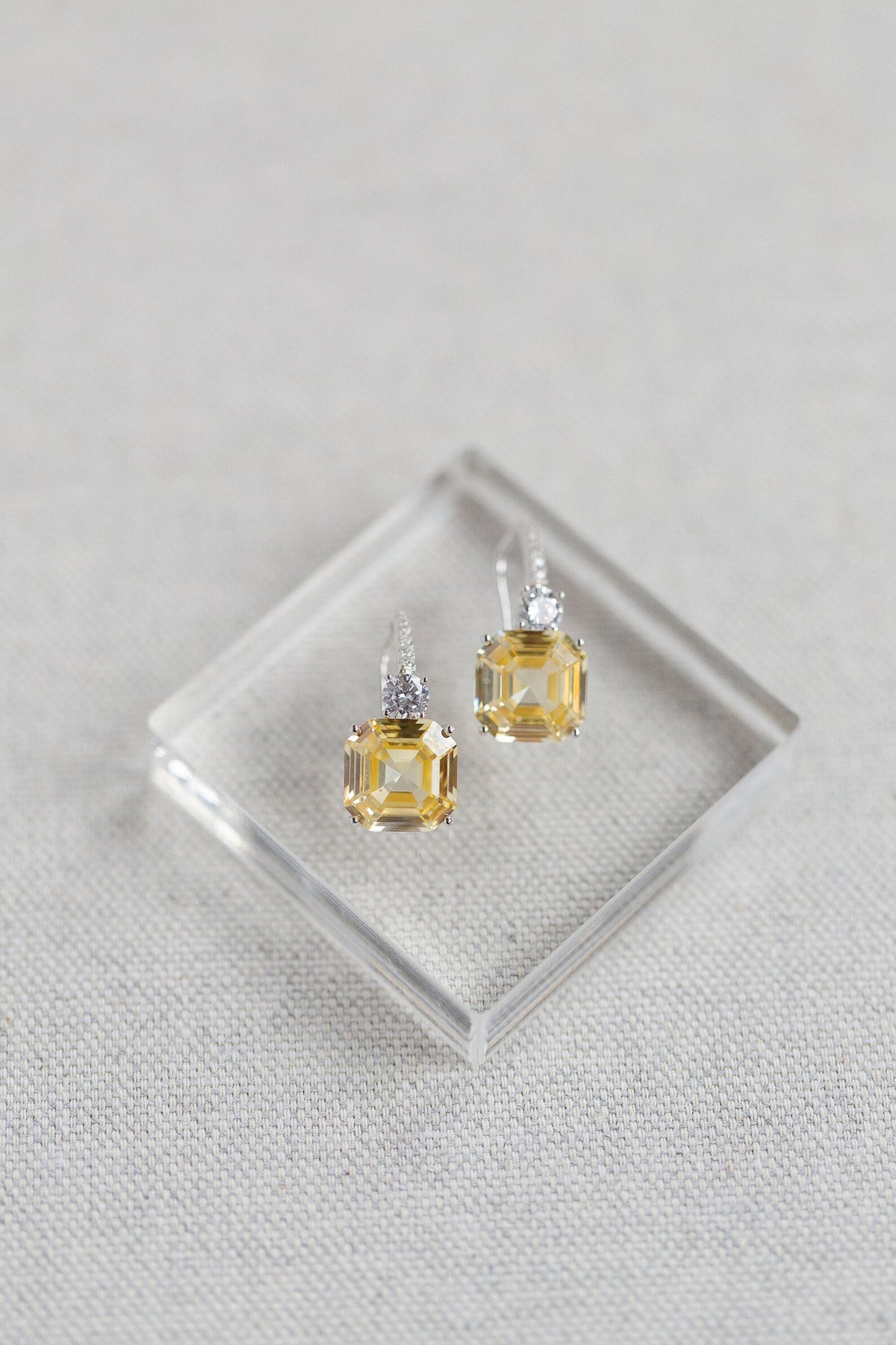Astor luxe bruidsoorbellen van Hanna Peters × Gibson Bespoke met Asscher geslepen kristal en briljant geslepen kristallen