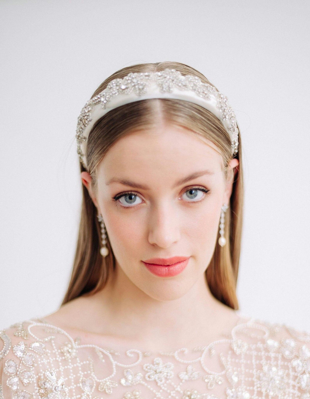Ivoor zijden bruidshoofdband Chloe met handgeborduurde kristallen in zilverkleurige omhulsels, Hanna Peters x Gibson Bespoke