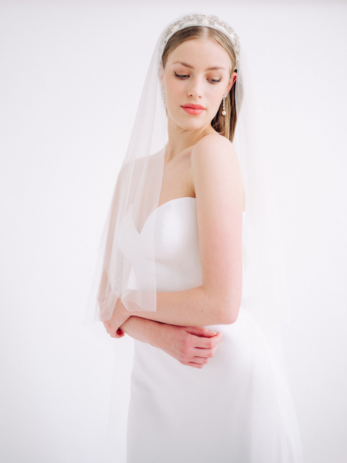 Ivoor zijden bruidshoofdband Chloe met handgeborduurde kristallen in zilverkleurige omhulsels, Hanna Peters x Gibson Bespoke