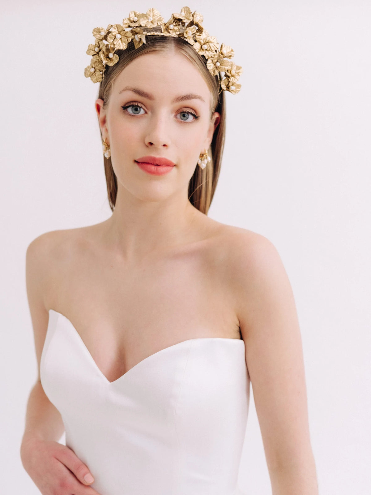 Cora - Antiek gouden porseleinen bloemen haarband met barokparels - Antique Gold Porcelain Flower Headband with Baroque Pearls Hanna Peters x Gibson Bespoke