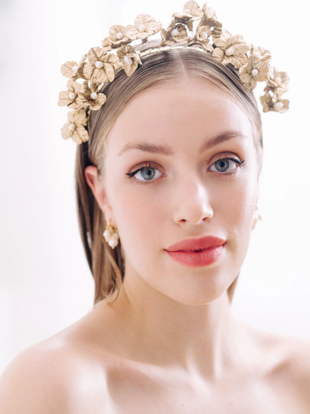 Cora - Antiek gouden porseleinen bloemen haarband met barokparels - Antique Gold Porcelain Flower Headband with Baroque Pearls Hanna Peters x Gibson Bespoke