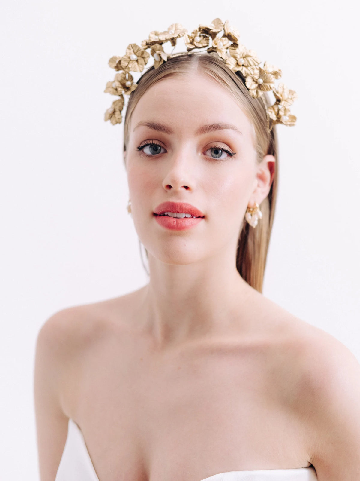 Cora - Antiek gouden porseleinen bloemen haarband met barokparels - Antique Gold Porcelain Flower Headband with Baroque Pearls Hanna Peters x Gibson Bespoke