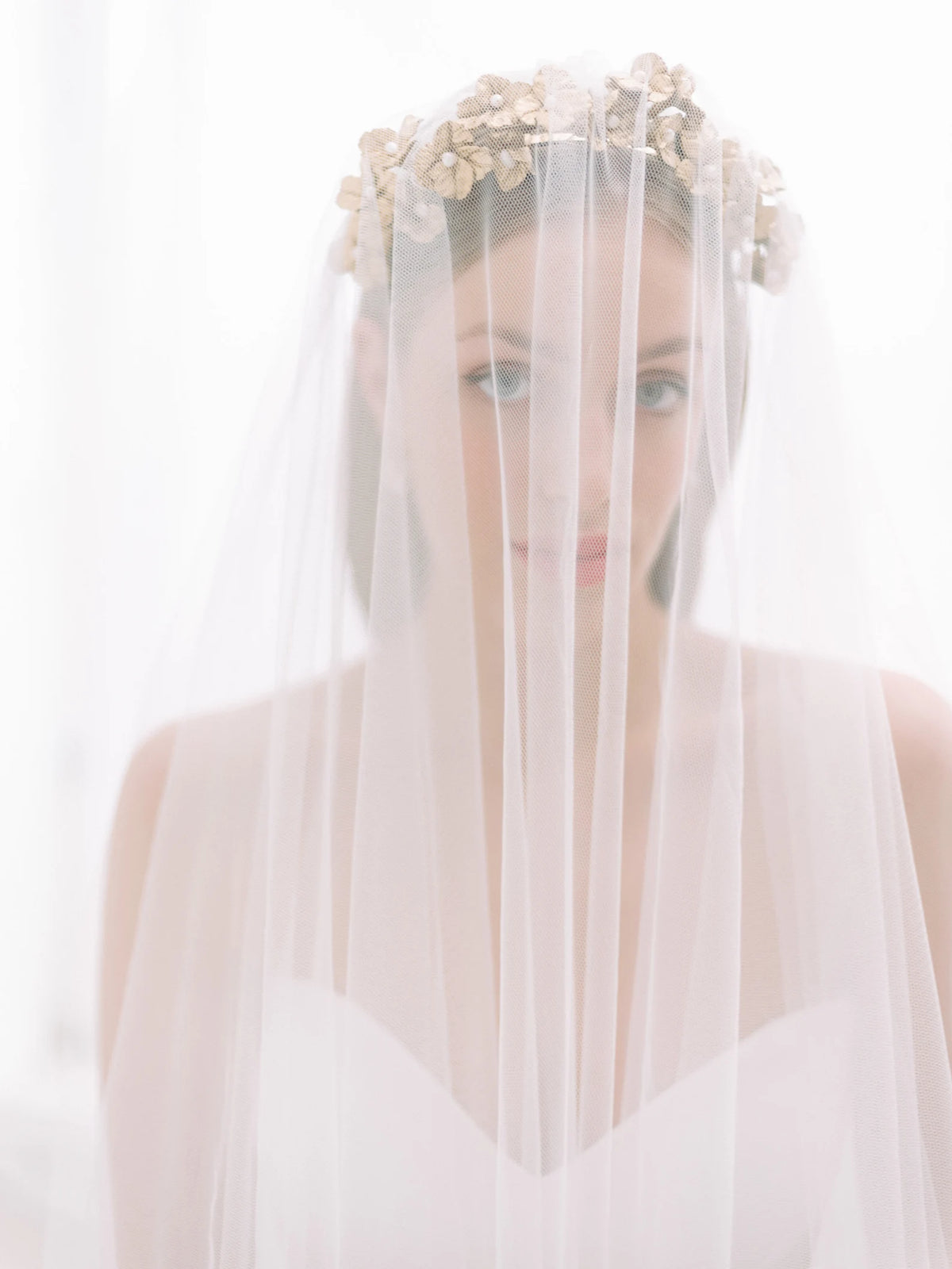 Cora - Antiek gouden porseleinen bloemen haarband met barokparels - Antique Gold Porcelain Flower Headband with Baroque Pearls Hanna Peters x Gibson Bespoke