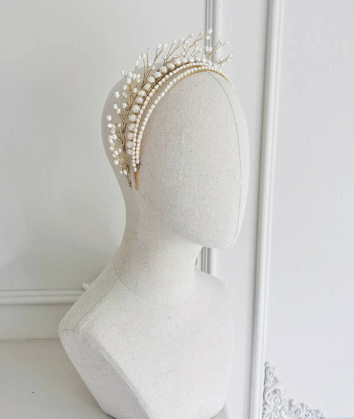 Corselle gouden hoofdband met zoetwaterparels, trio van handgemaakte parelhoofdbanden van Hanna Peters x Gibson Bespoke