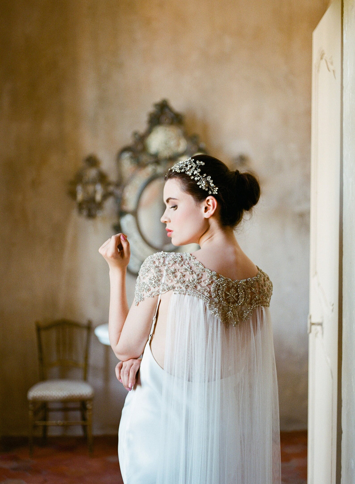 Damaris couture-bruidscape van Hanna Peters × Gibson Bespoke met handgeborduurde kristallen in geometrische patronen, een verfijnde schouderlijn en een zachte, vloeiende tule sleep.