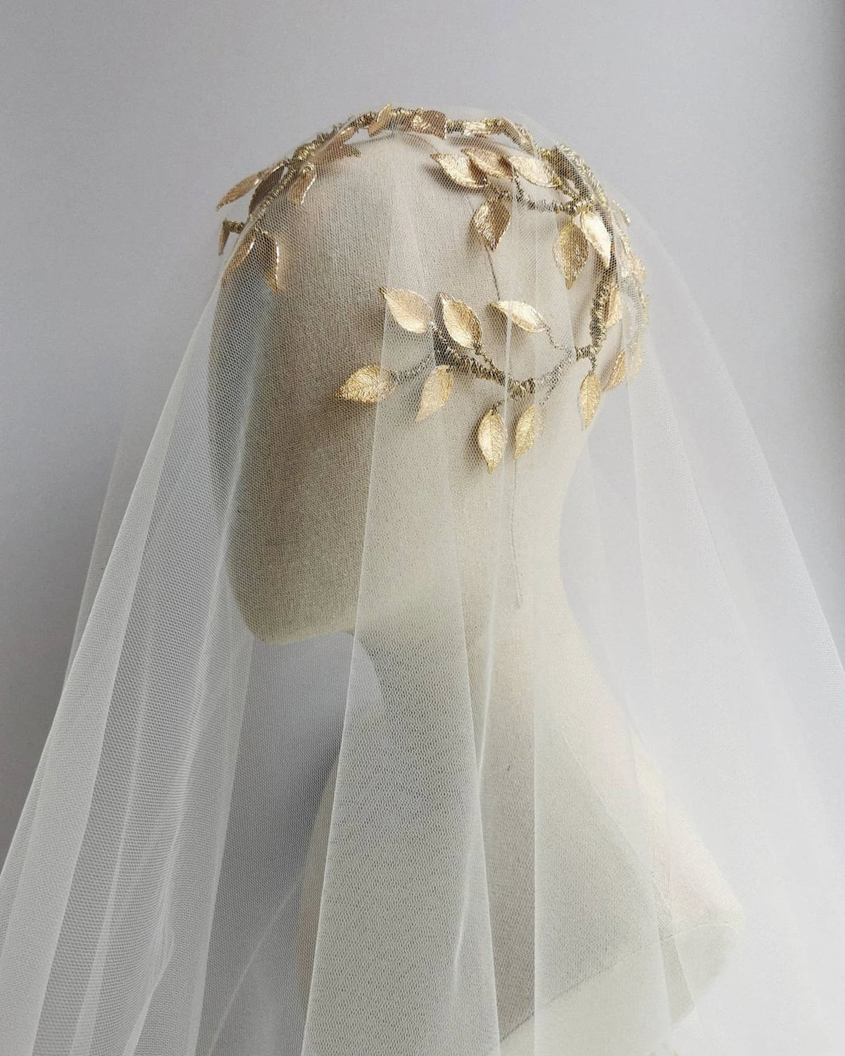 De Rijen gouden botanische bruids haarrank van Hanna Peters × Gibson Bespoke met handgevormde gouden wijnbladeren, flexibele takken en een verfijnde antieke afwerking.