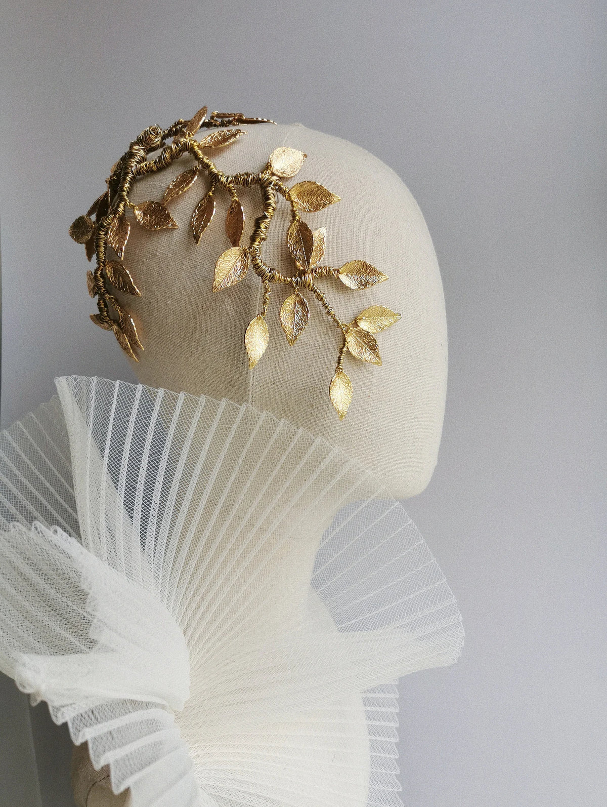 De Rijen gouden botanische bruids haarrank van Hanna Peters × Gibson Bespoke met handgevormde gouden wijnbladeren, flexibele takken en een verfijnde antieke afwerking.