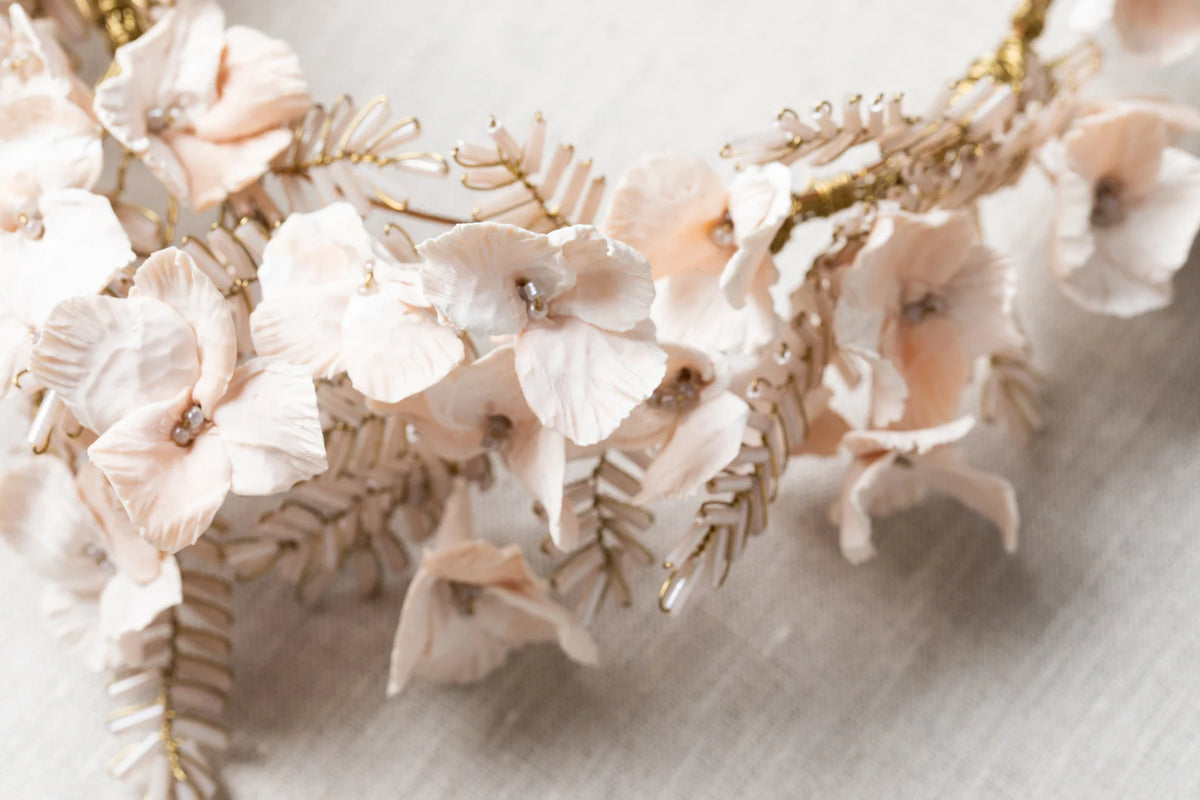 Diptiek luxe bruids haarband van Hanna Peters × Gibson Bespoke met handgemaakte porseleinen bloemen in nude blush en verfijnde botanische details