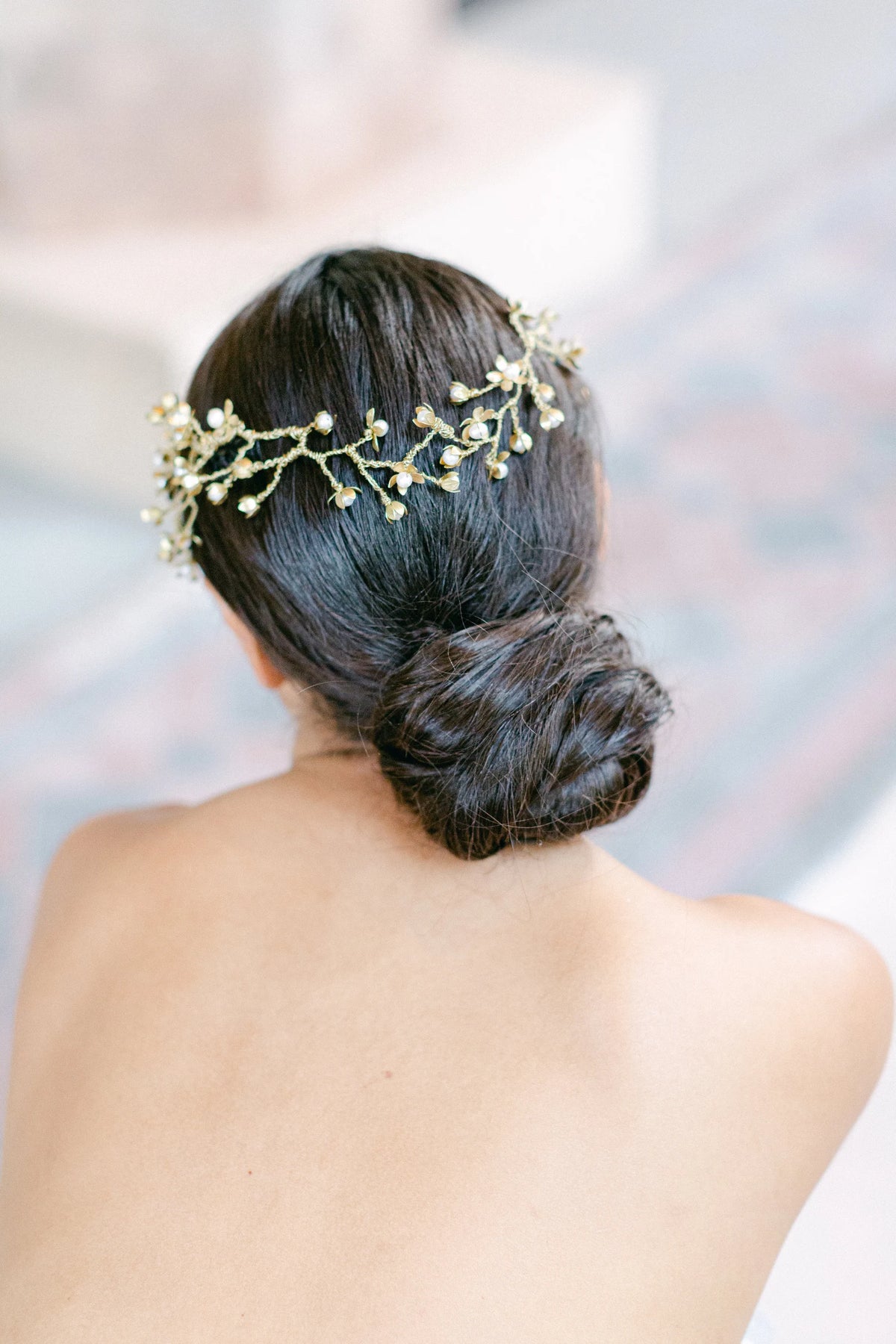 Farren antiek gouden bloemen haarsieraad van Hanna Peters × Gibson Bespoke met handgeschilderde bloemen en ivoren barokke zoetwaterparels