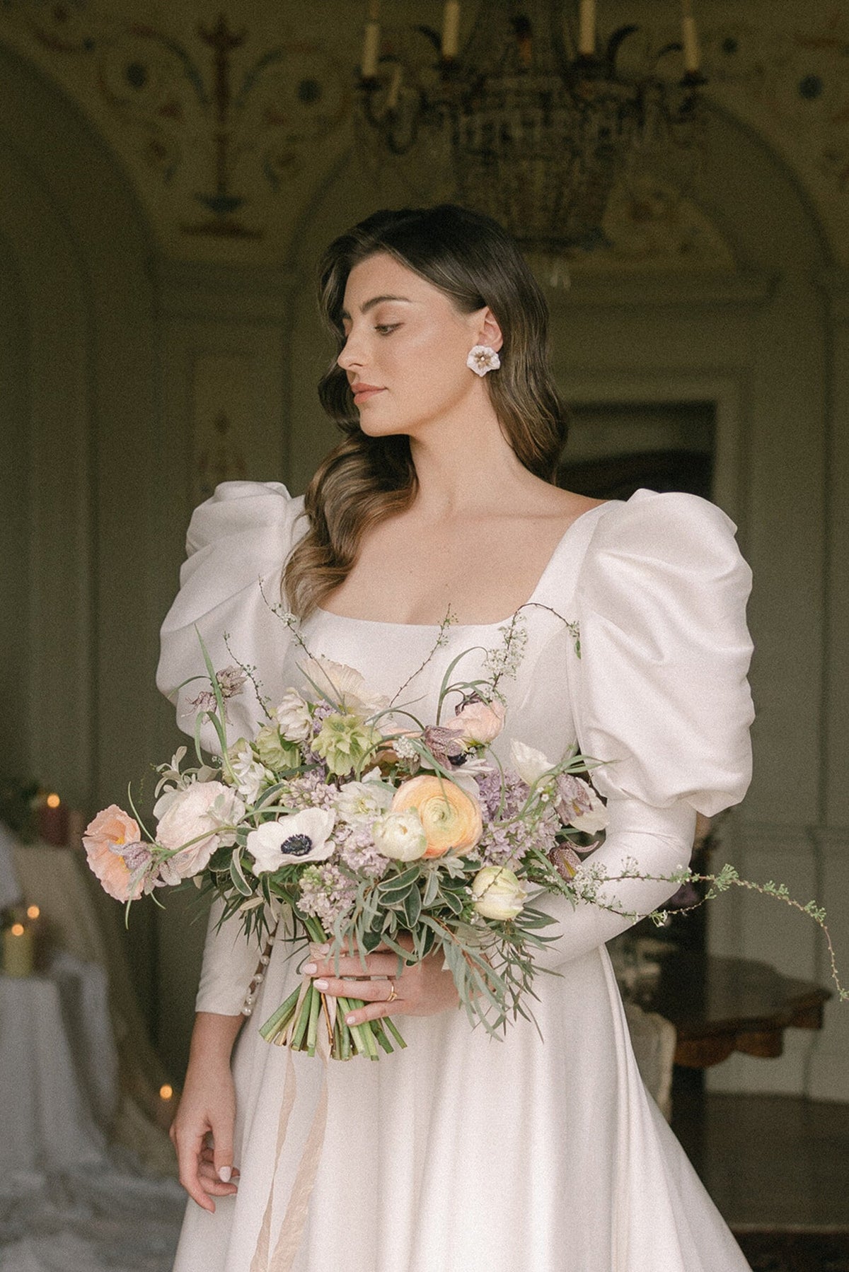 Fran bruidsoorbellen van Hanna Peters × Gibson Bespoke met handgemaakte ivoren klaproosbloemen van koud porselein en goudkleurig hart