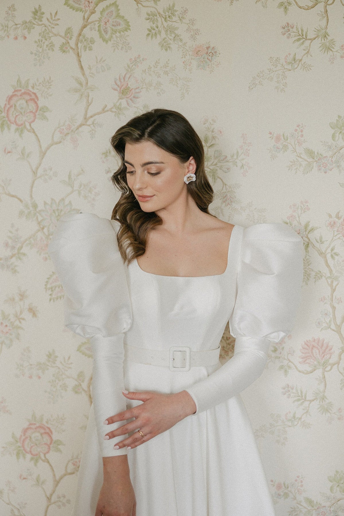 Fran bruidsoorbellen van Hanna Peters × Gibson Bespoke met handgemaakte ivoren klaproosbloemen van koud porselein en goudkleurig hart