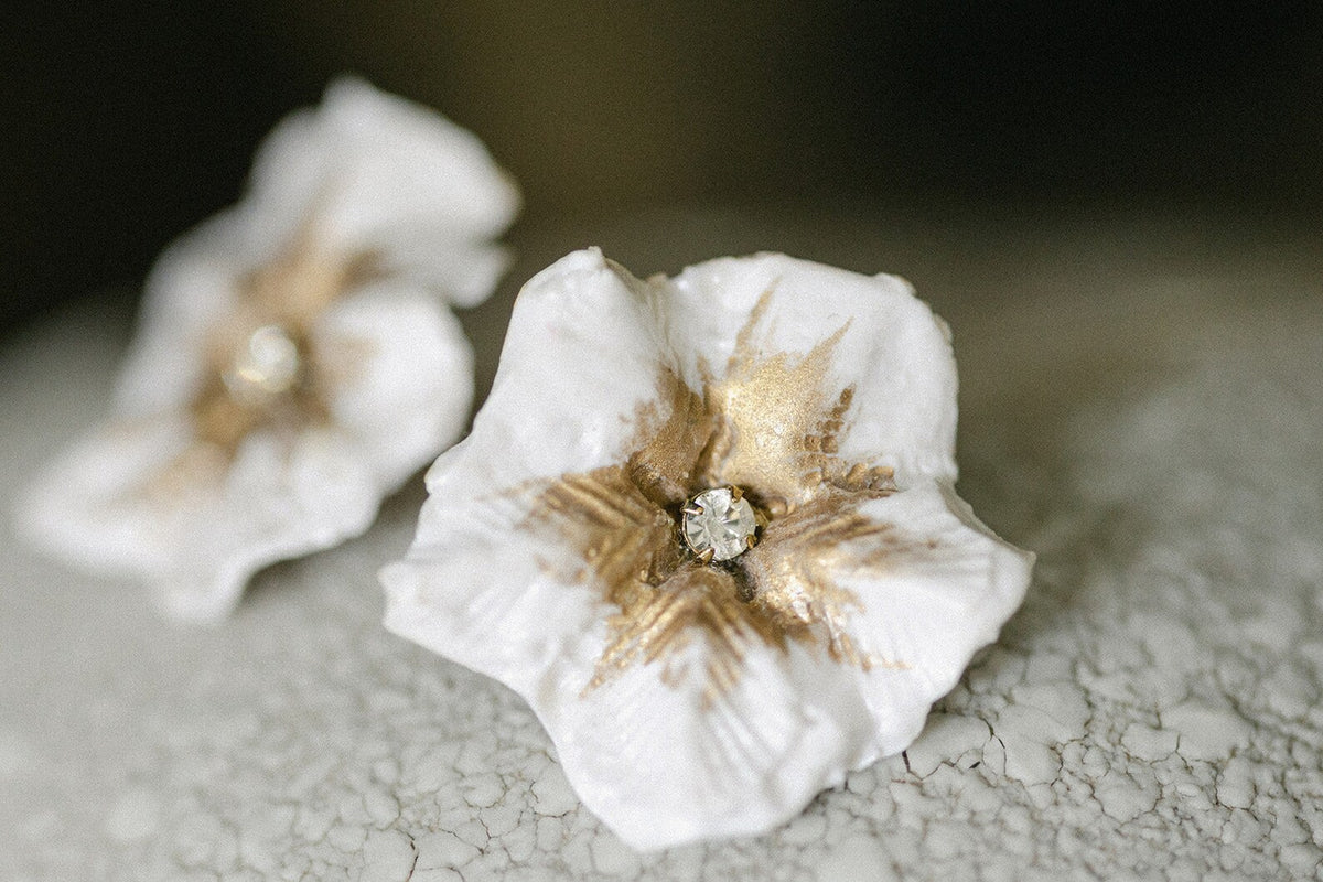 Fran bruidsoorbellen van Hanna Peters × Gibson Bespoke met handgemaakte ivoren klaproosbloemen van koud porselein en goudkleurig hart