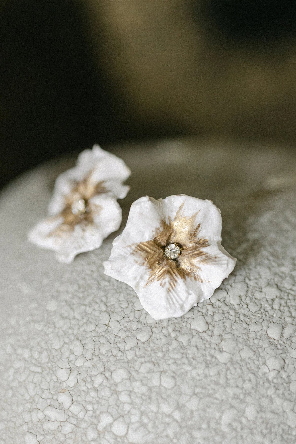 Fran bruidsoorbellen van Hanna Peters × Gibson Bespoke met handgemaakte ivoren klaproosbloemen van koud porselein en goudkleurig hart