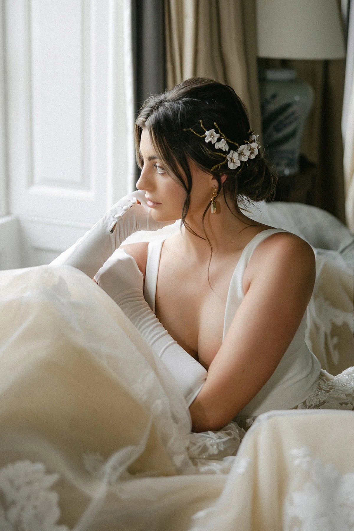 Freesia romantische bruids haarrank van Hanna Peters × Gibson Bespoke met handgemaakte ivoren bloemen van koud porselein, antiek gouden bloemharten en verfijnde metalen bedrading.