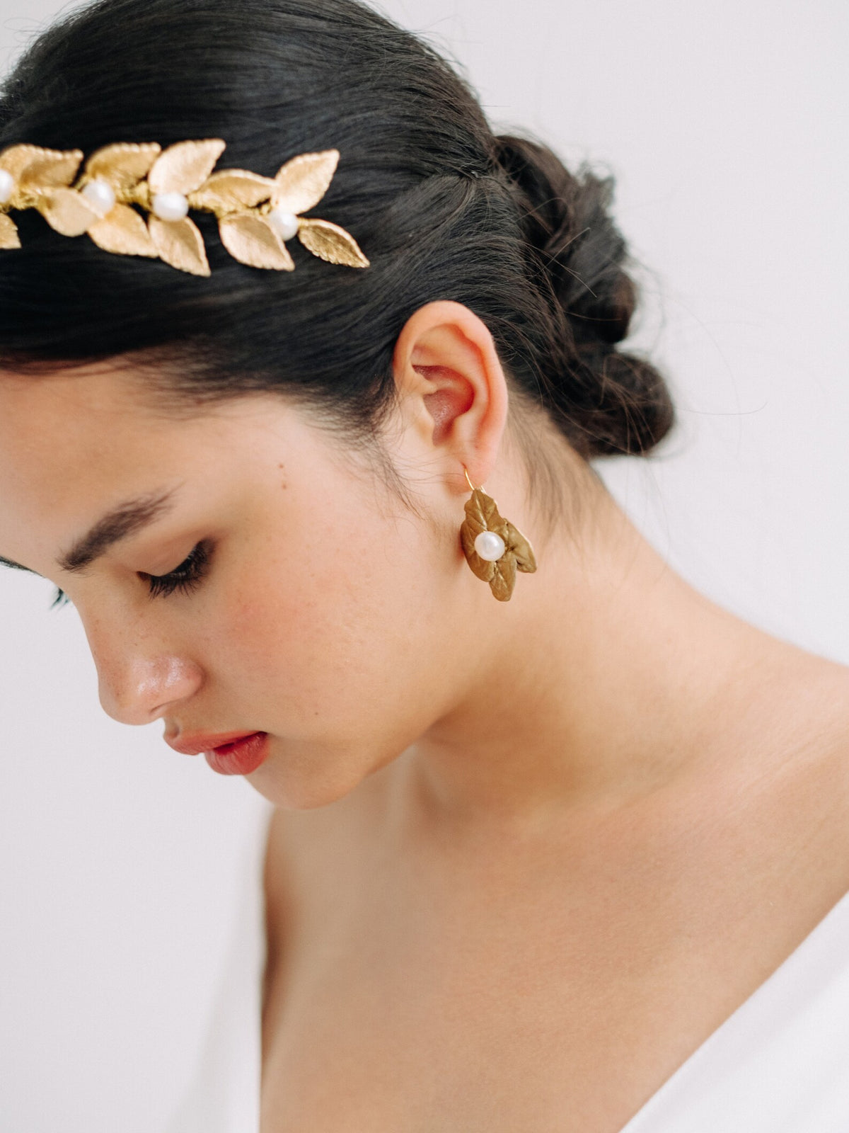 Hariette gouden bruids haarband van Hanna Peters × Gibson Bespoke met 18-karaats vergulde bladeren en natuurlijke barokke zoetwaterparels op een fijne, flexibele metalen haarband.