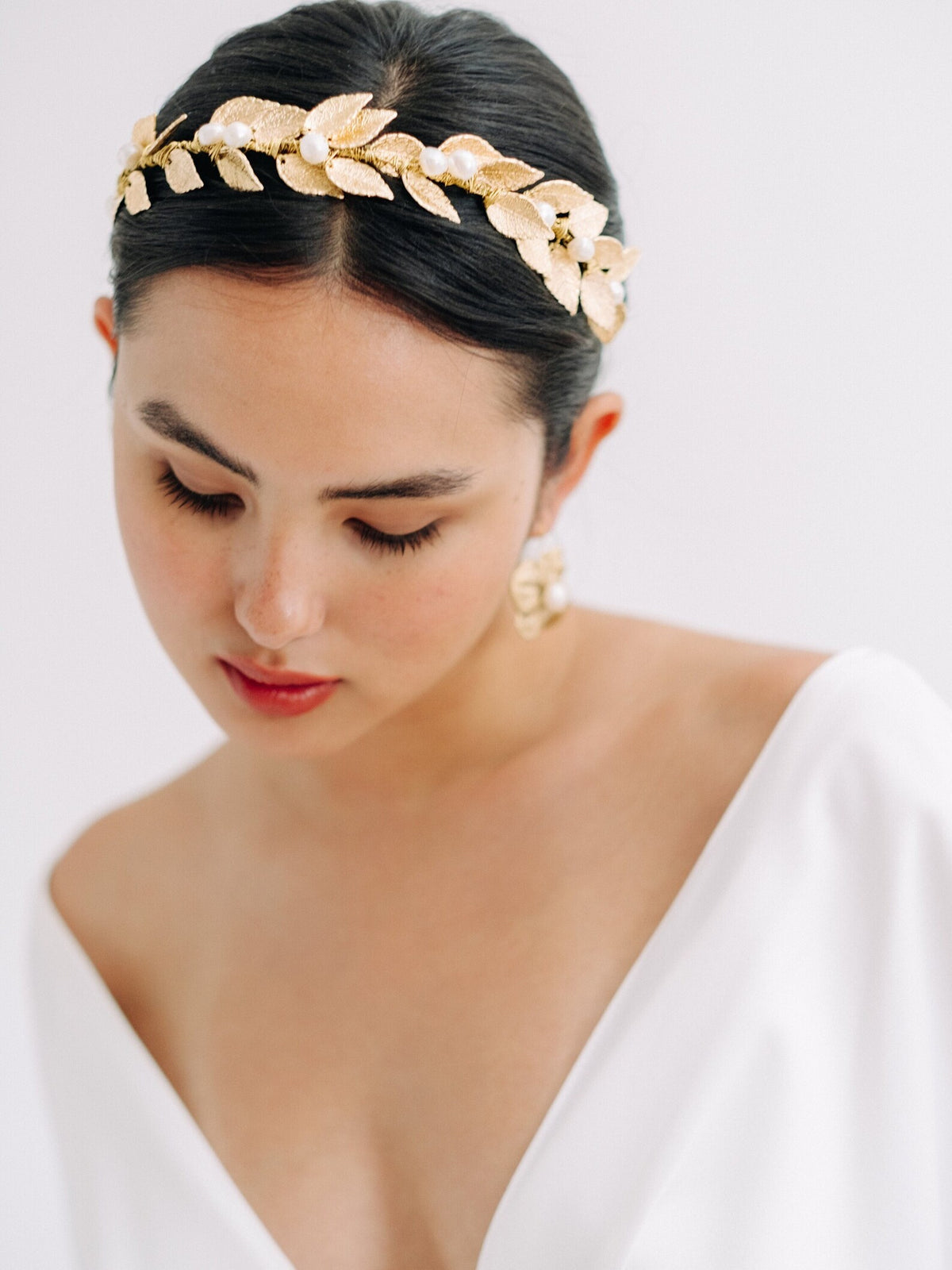 Hariette gouden bruids haarband van Hanna Peters × Gibson Bespoke met 18-karaats vergulde bladeren en natuurlijke barokke zoetwaterparels op een fijne, flexibele metalen haarband.
