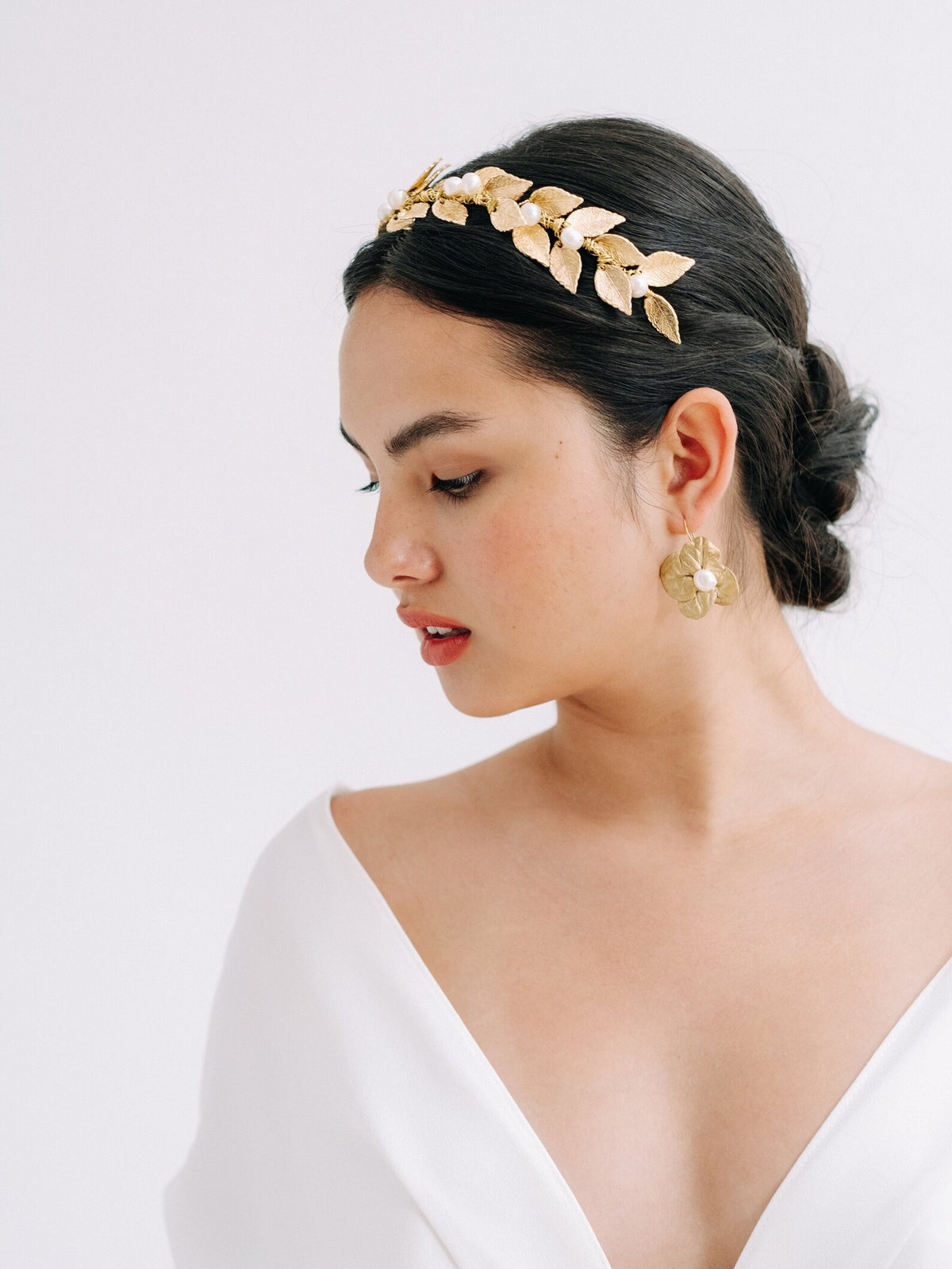 Hariette gouden bruids haarband van Hanna Peters × Gibson Bespoke met 18-karaats vergulde bladeren en natuurlijke barokke zoetwaterparels op een fijne, flexibele metalen haarband.