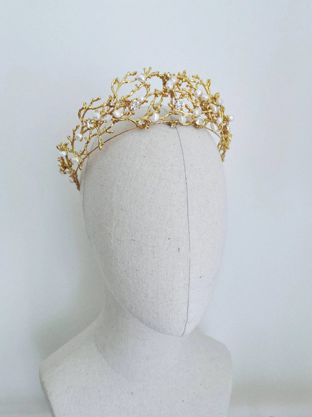 L'amour - Botanische blauwe regen kroon met Keshi parels - Botanical Wisteria Crown with Keshi Pearls Hanna Peters x Gibson Bespoke