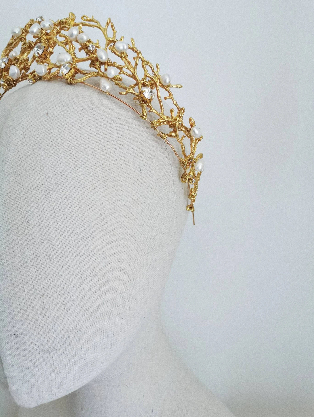 L'amour - Botanische blauwe regen kroon met Keshi parels - Botanical Wisteria Crown with Keshi Pearls Hanna Peters x Gibson Bespoke