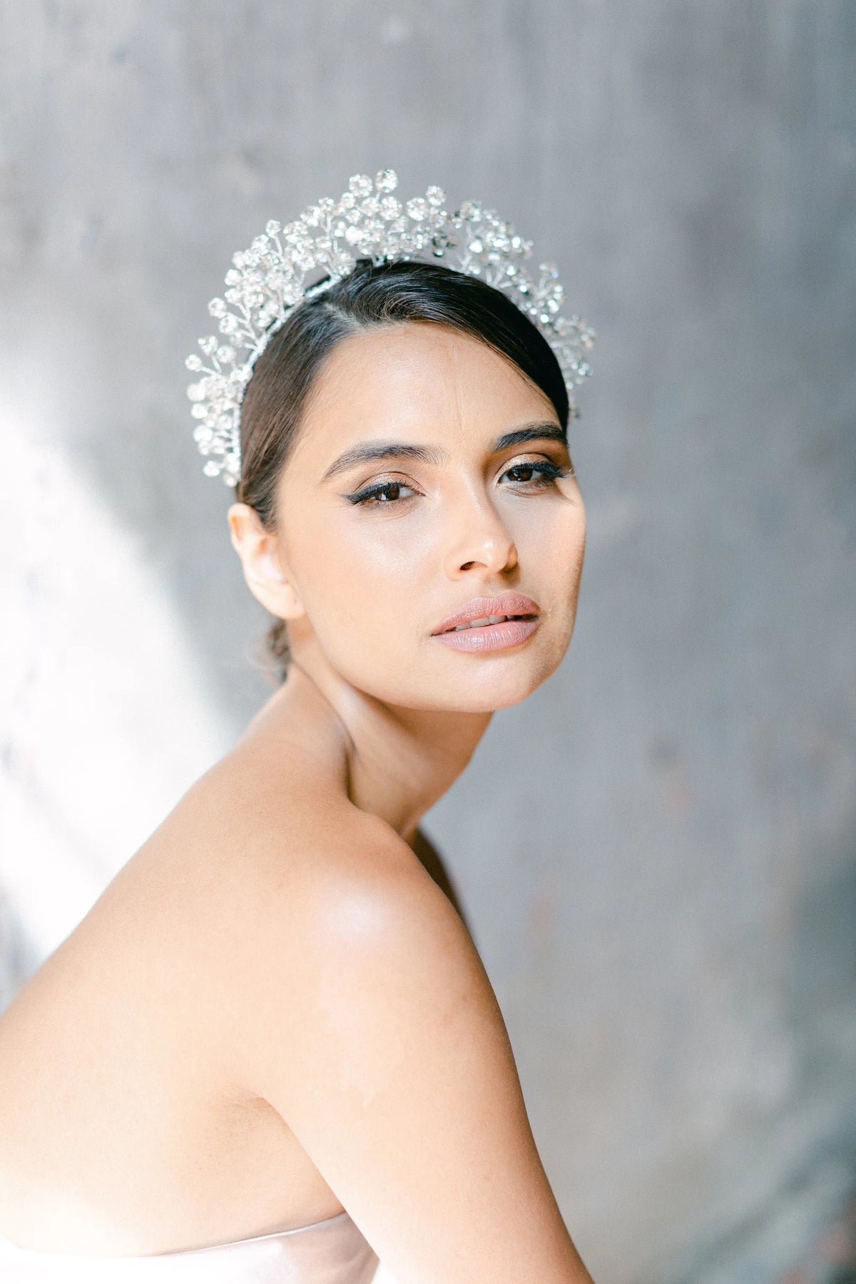 Lalique luxe bruids haarband van Hanna Peters × Gibson Bespoke met briljant geslepen Swarovski-kristallen in een schitterend halo-ontwerp en een met zijde omwikkelde haarband.