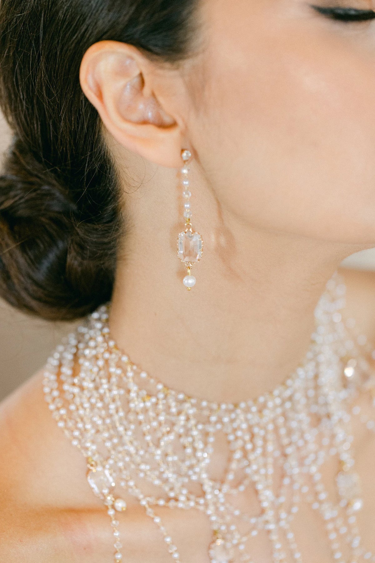 Narin bruidsoorbellen van Hanna Peters × Gibson Bespoke met barokparel, smaragd geslepen kristal en 18kt gouden filigraan