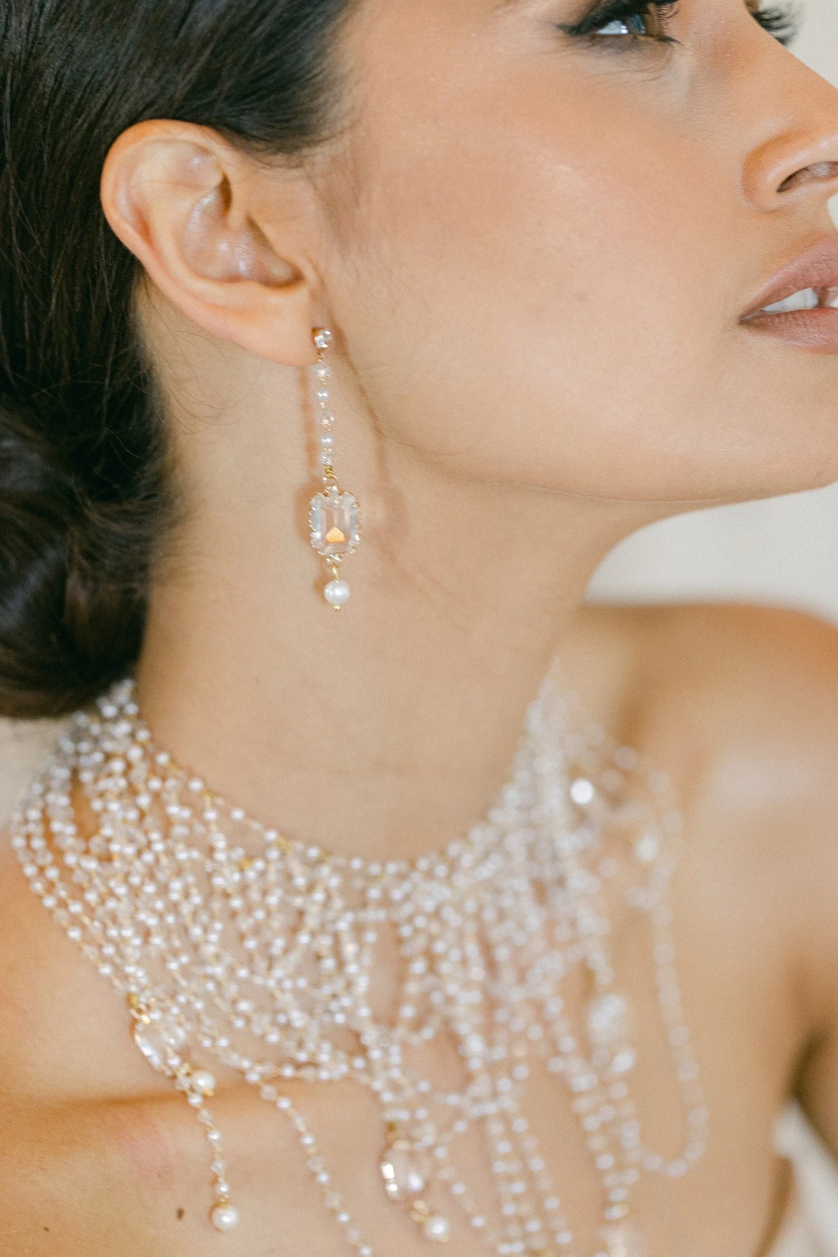Narin bruidsoorbellen van Hanna Peters × Gibson Bespoke met barokparel, smaragd geslepen kristal en 18kt gouden filigraan
