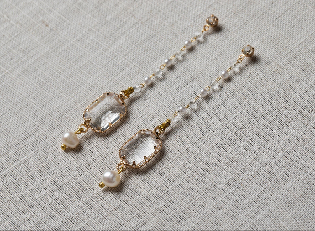 Narin bruidsoorbellen van Hanna Peters × Gibson Bespoke met barokparel, smaragd geslepen kristal en 18kt gouden filigraan