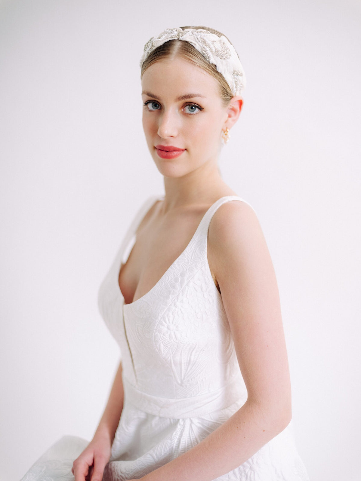 Odette - Ivoor zijden bruidshoofdband met lotusbloemen en kristallen - Ivory Silk Bridal Headband with Lotus Flowers and Crystals Hanna Peters x Gibson Bespoke