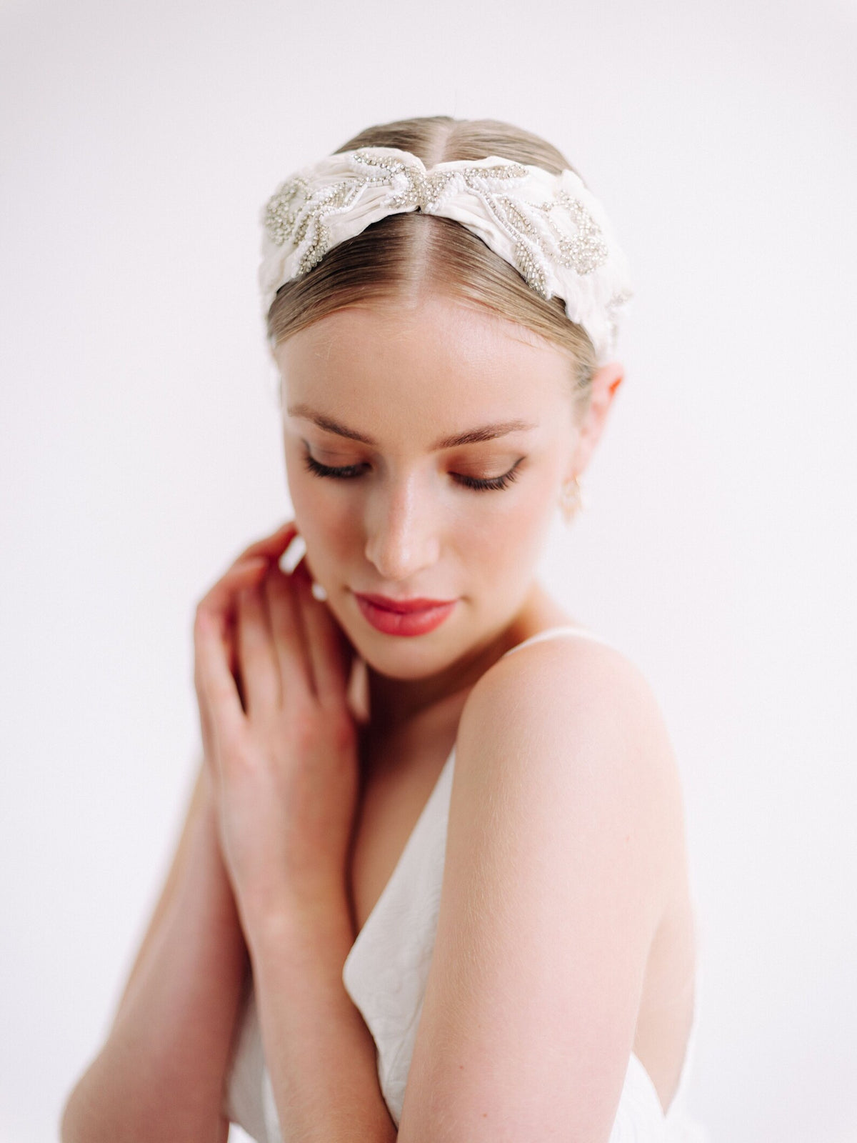Odette - Ivoor zijden bruidshoofdband met lotusbloemen en kristallen - Ivory Silk Bridal Headband with Lotus Flowers and Crystals Hanna Peters x Gibson Bespoke