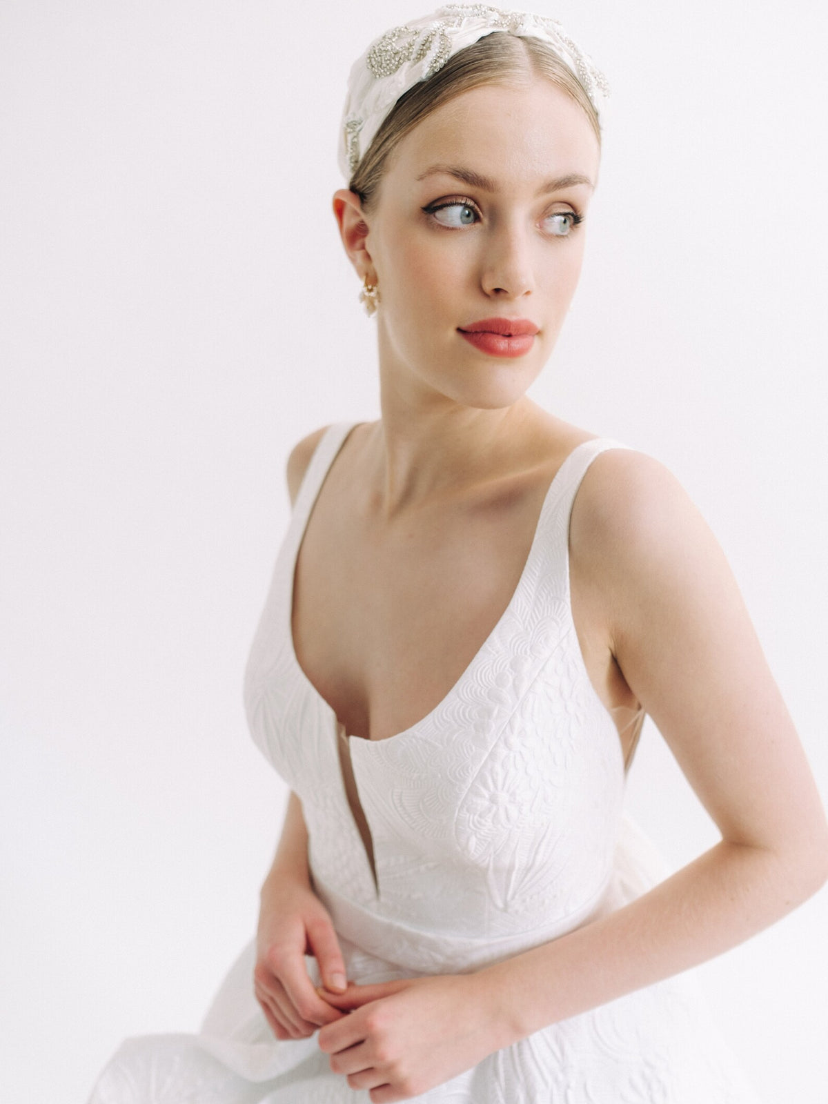 Odette - Ivoor zijden bruidshoofdband met lotusbloemen en kristallen - Ivory Silk Bridal Headband with Lotus Flowers and Crystals Hanna Peters x Gibson Bespoke