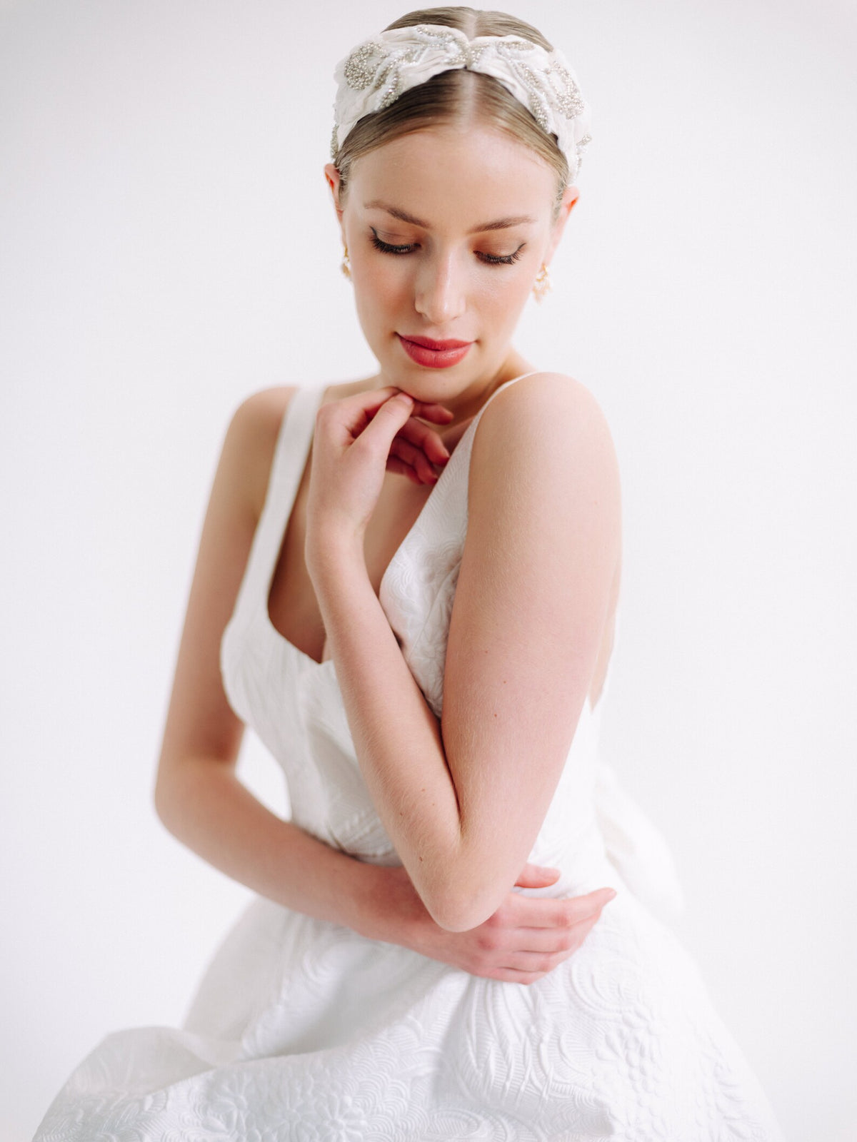 Odette - Ivoor zijden bruidshoofdband met lotusbloemen en kristallen - Ivory Silk Bridal Headband with Lotus Flowers and Crystals Hanna Peters x Gibson Bespoke
