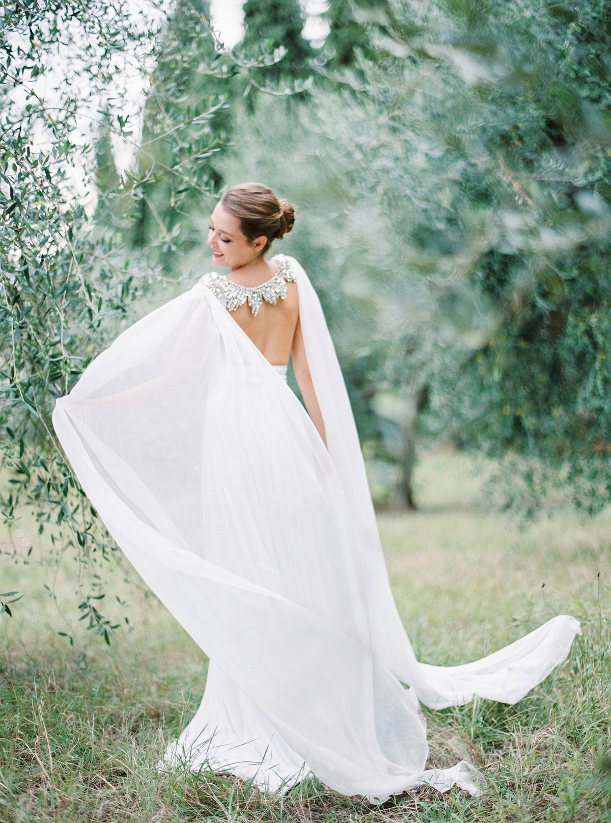 Orion couture-halsstuk van Hanna Peters × Gibson Bespoke, met handgeborduurde kristallen in geometrische patronen op ivoorkleurige illusietule en een afneembare, vloerlange zijden Watteau-sleep.