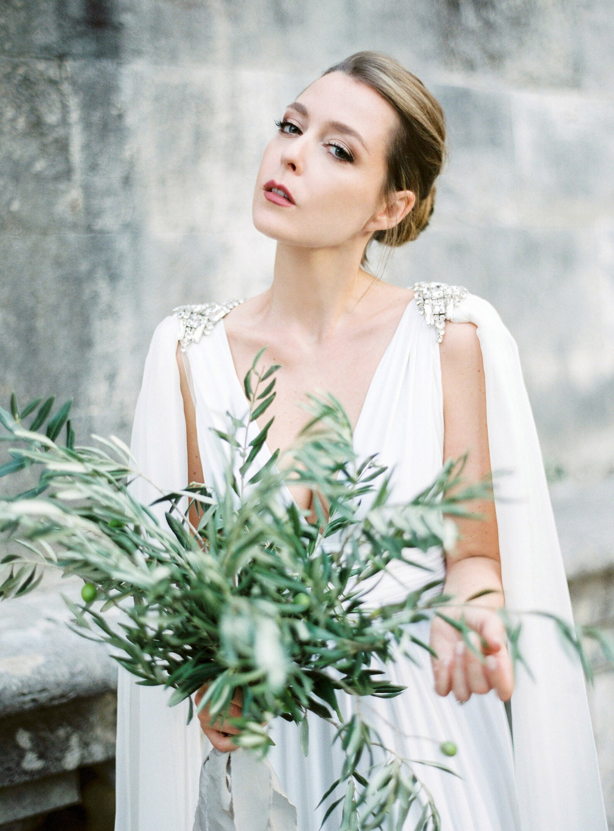 Orion couture-halsstuk van Hanna Peters × Gibson Bespoke, met handgeborduurde kristallen in geometrische patronen op ivoorkleurige illusietule en een afneembare, vloerlange zijden Watteau-sleep.