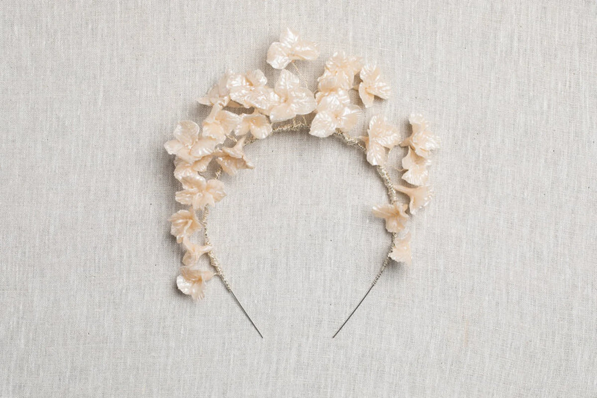 Paloma luxe bruids haarband van Hanna Peters × Gibson Bespoke met handgemaakte crèmekleurige porseleinen bloemen, subtiele glans en verfijnde meeldraden