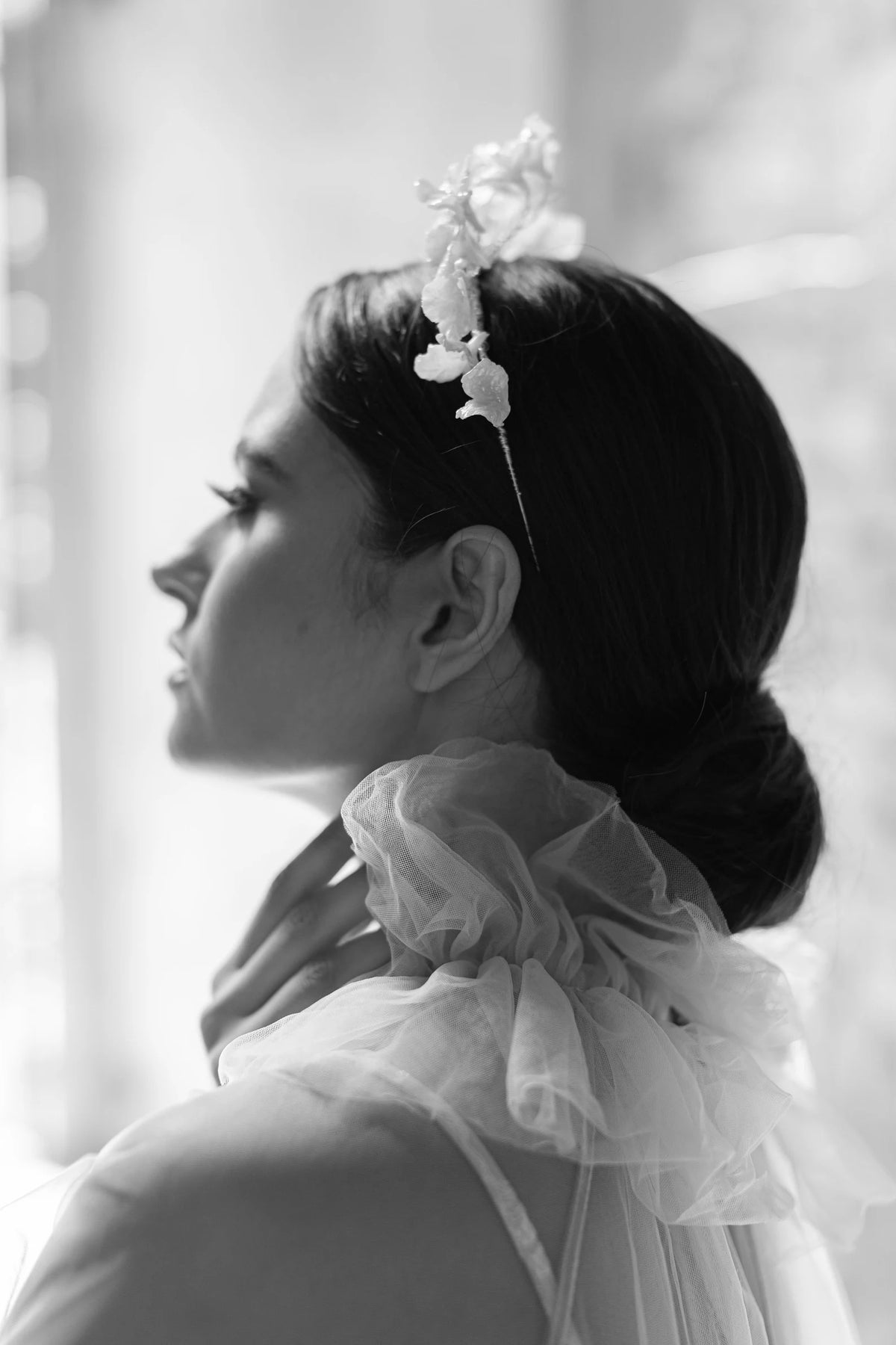 Paloma luxe bruids haarband van Hanna Peters × Gibson Bespoke met handgemaakte crèmekleurige porseleinen bloemen, subtiele glans en verfijnde meeldraden