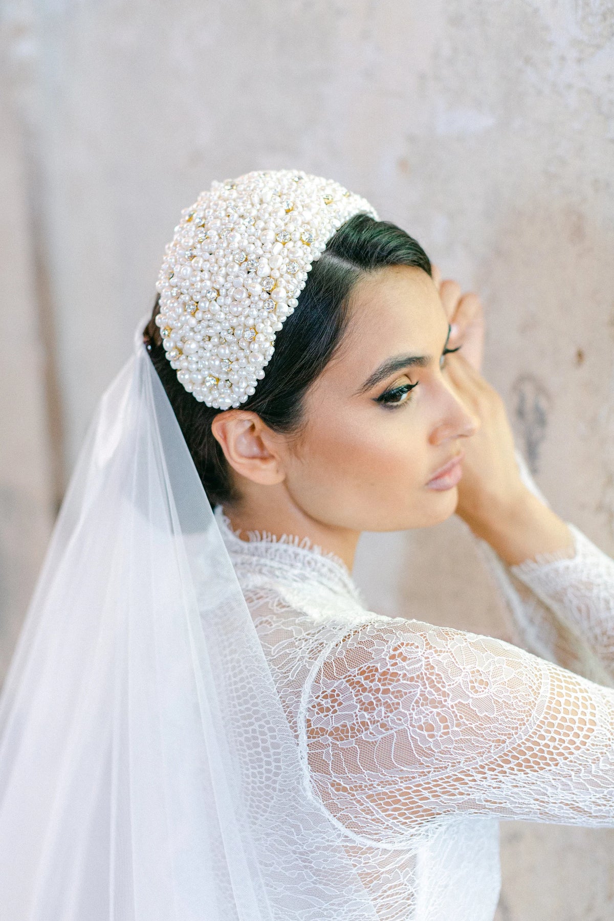 Regenachtiger luxe ivoren bruids haarband van Hanna Peters × Gibson Bespoke met natuurlijke South Sea-, Akoya- en barokke zoetwaterparels, schitterende kristallen en een royale amandelvormige basis.