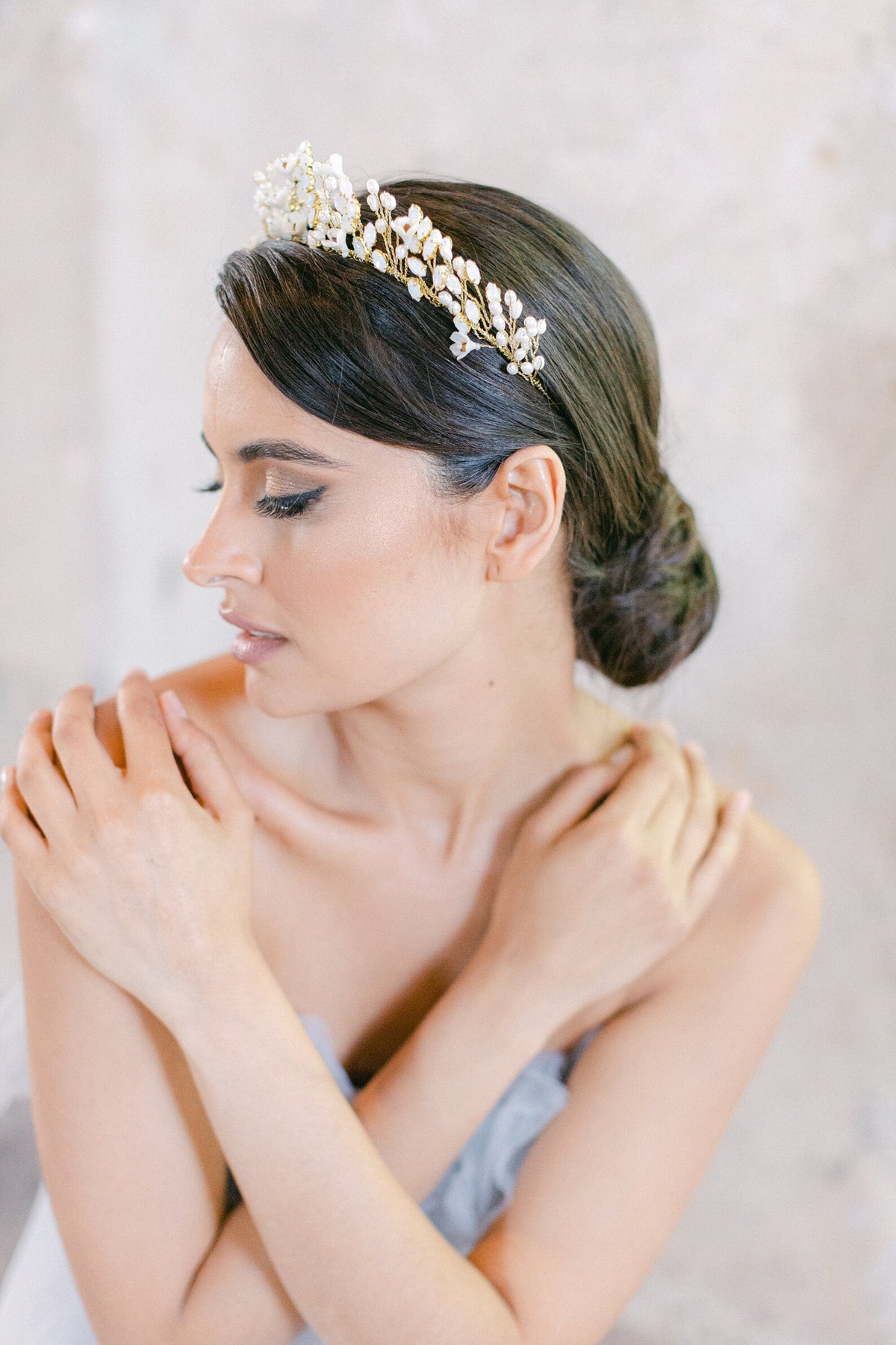 Remi botanische bruids haarband van Hanna Peters × Gibson Bespoke met handgemaakte porseleinen bloemen, opaalkristallen en natuurlijke zaadparels.