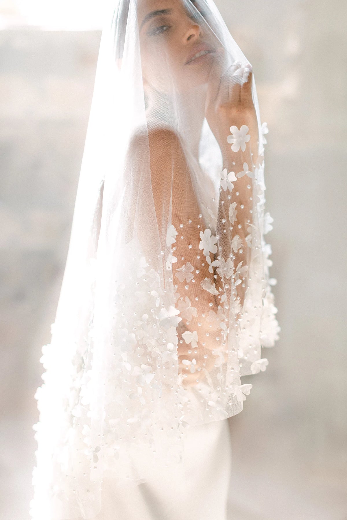 Seraphine romantische bruidssluier van Hanna Peters × Gibson Bespoke met handgemaakte bloemen van zijdesatijn, zijdechiffon en tule, verspreide glasparels en een lange sleep.