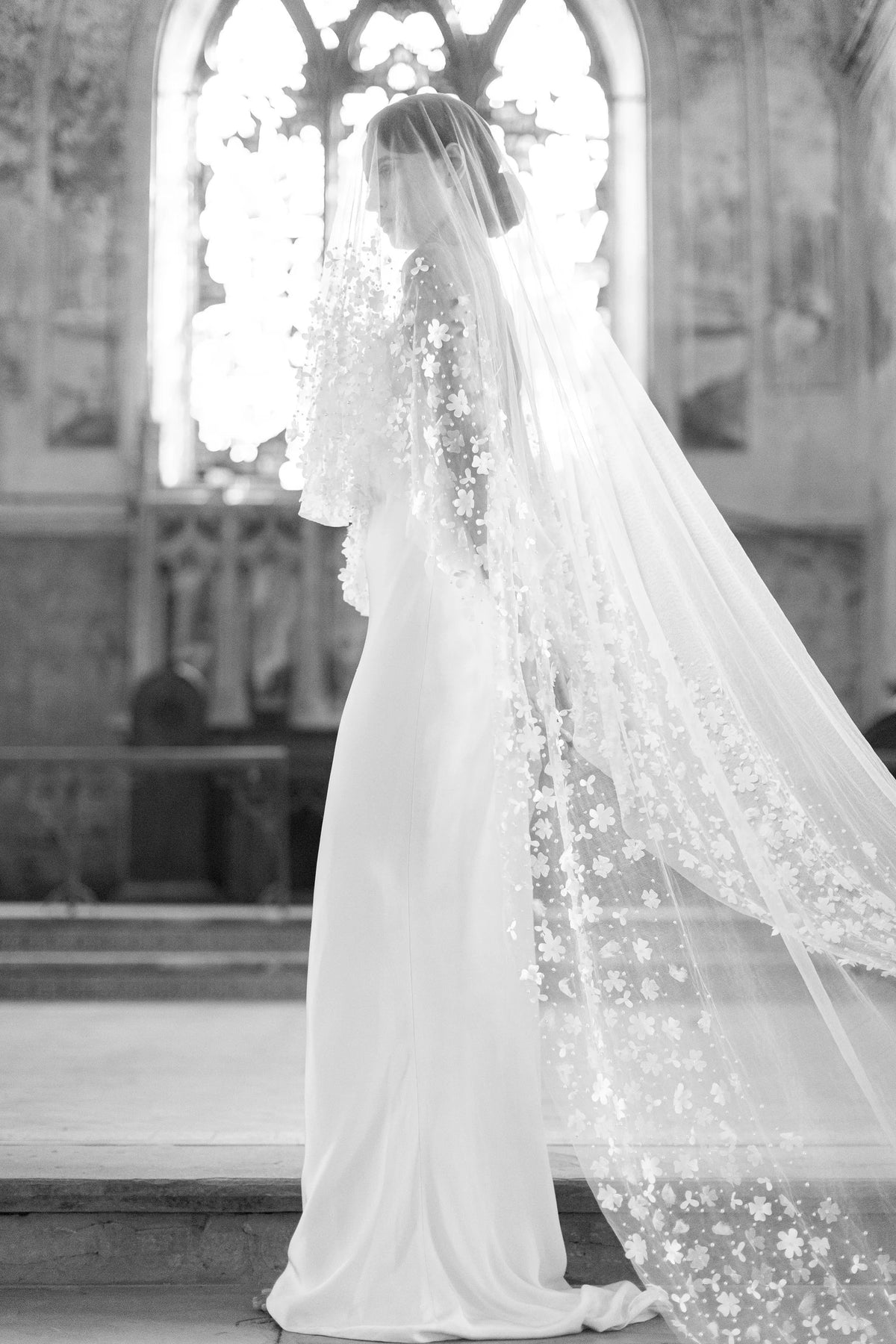 Seraphine romantische bruidssluier van Hanna Peters × Gibson Bespoke met handgemaakte bloemen van zijdesatijn, zijdechiffon en tule, verspreide glasparels en een lange sleep.