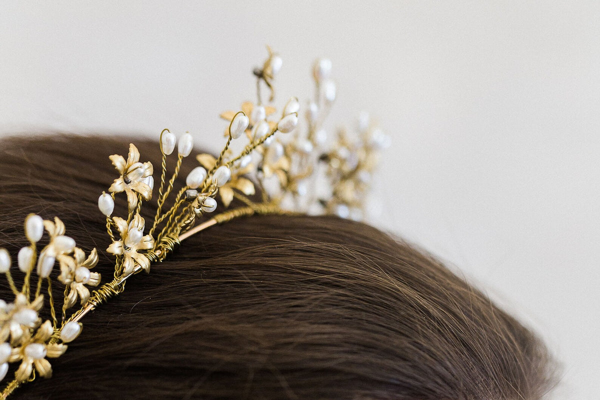 Sirene - Gouden haarband met bloemen en ivoren rijstparels - Gold Headband with Flowers and Ivory Rice Pearls Hanna Peters x Gibson Bespoke