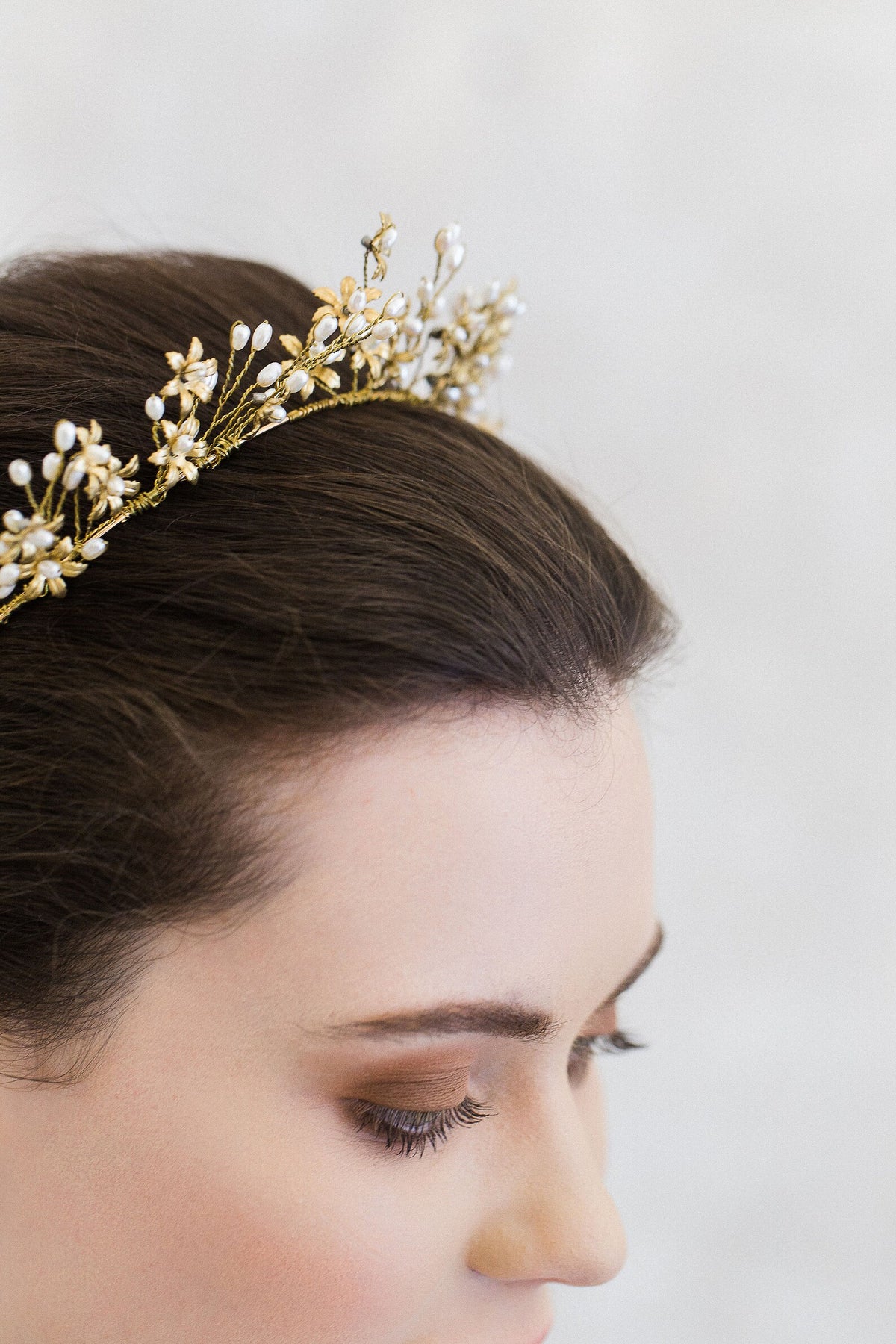 Sirene - Gouden haarband met bloemen en ivoren rijstparels - Gold Headband with Flowers and Ivory Rice Pearls Hanna Peters x Gibson Bespoke