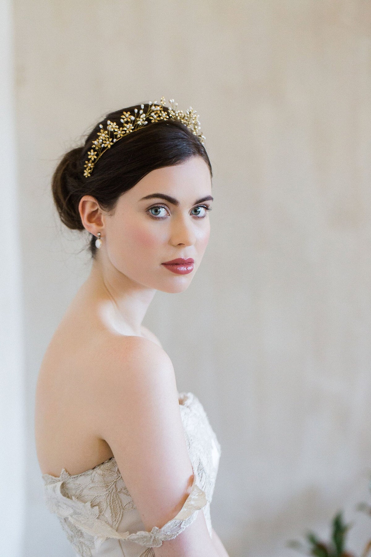 Sirene - Gouden haarband met bloemen en ivoren rijstparels - Gold Headband with Flowers and Ivory Rice Pearls Hanna Peters x Gibson Bespoke