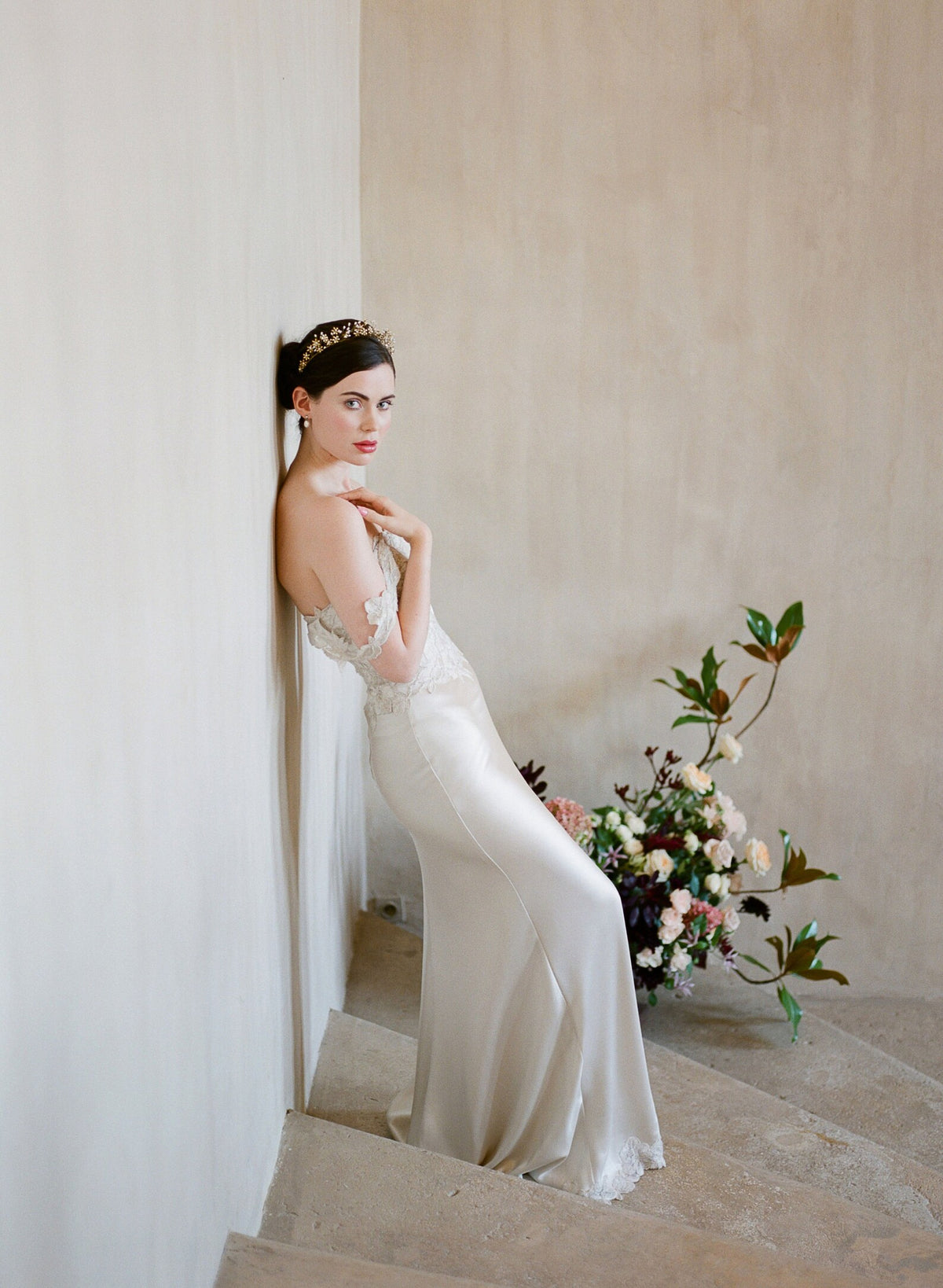 Sirene - Gouden haarband met bloemen en ivoren rijstparels - Gold Headband with Flowers and Ivory Rice Pearls Hanna Peters x Gibson Bespoke
