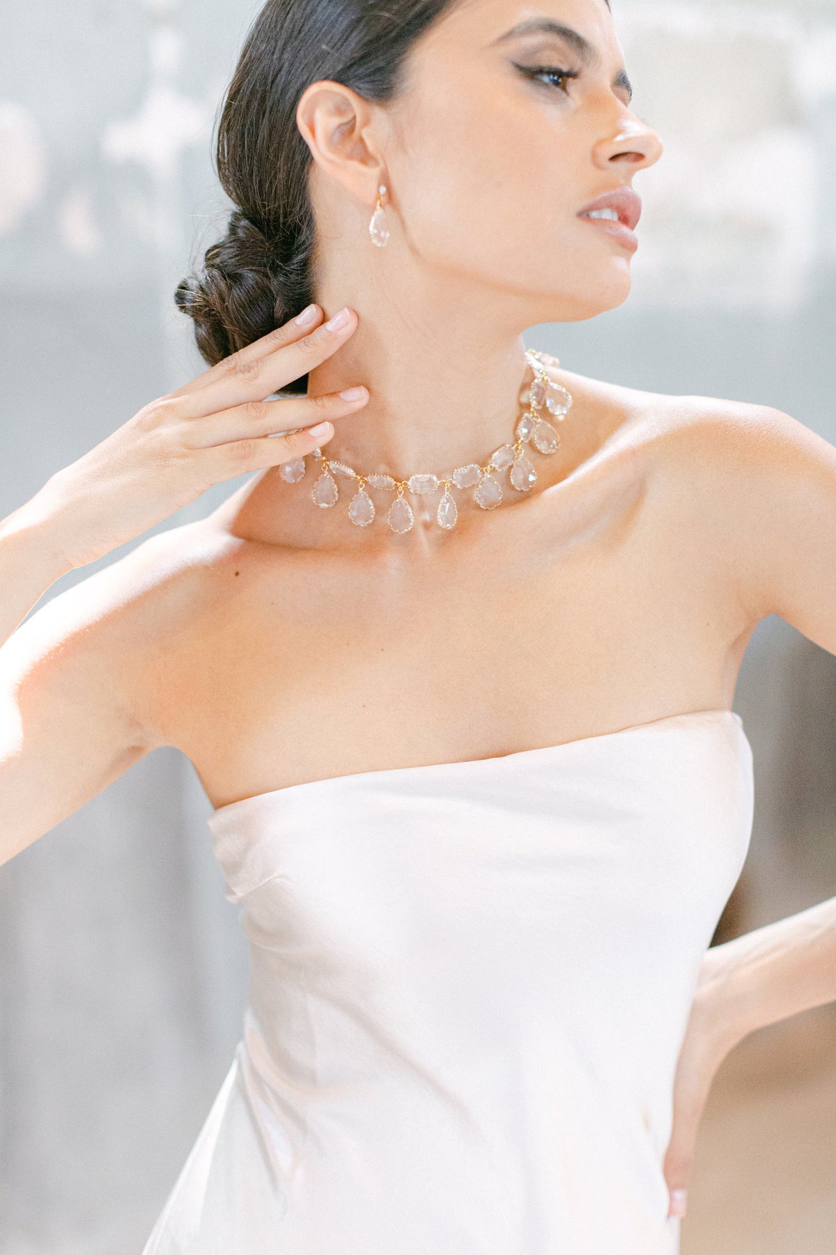 Thalia gouden bruidsoorbellen van Hanna Peters × Gibson Bespoke met peervormig Oostenrijks kristal en 18kt vergulde filigraanrand