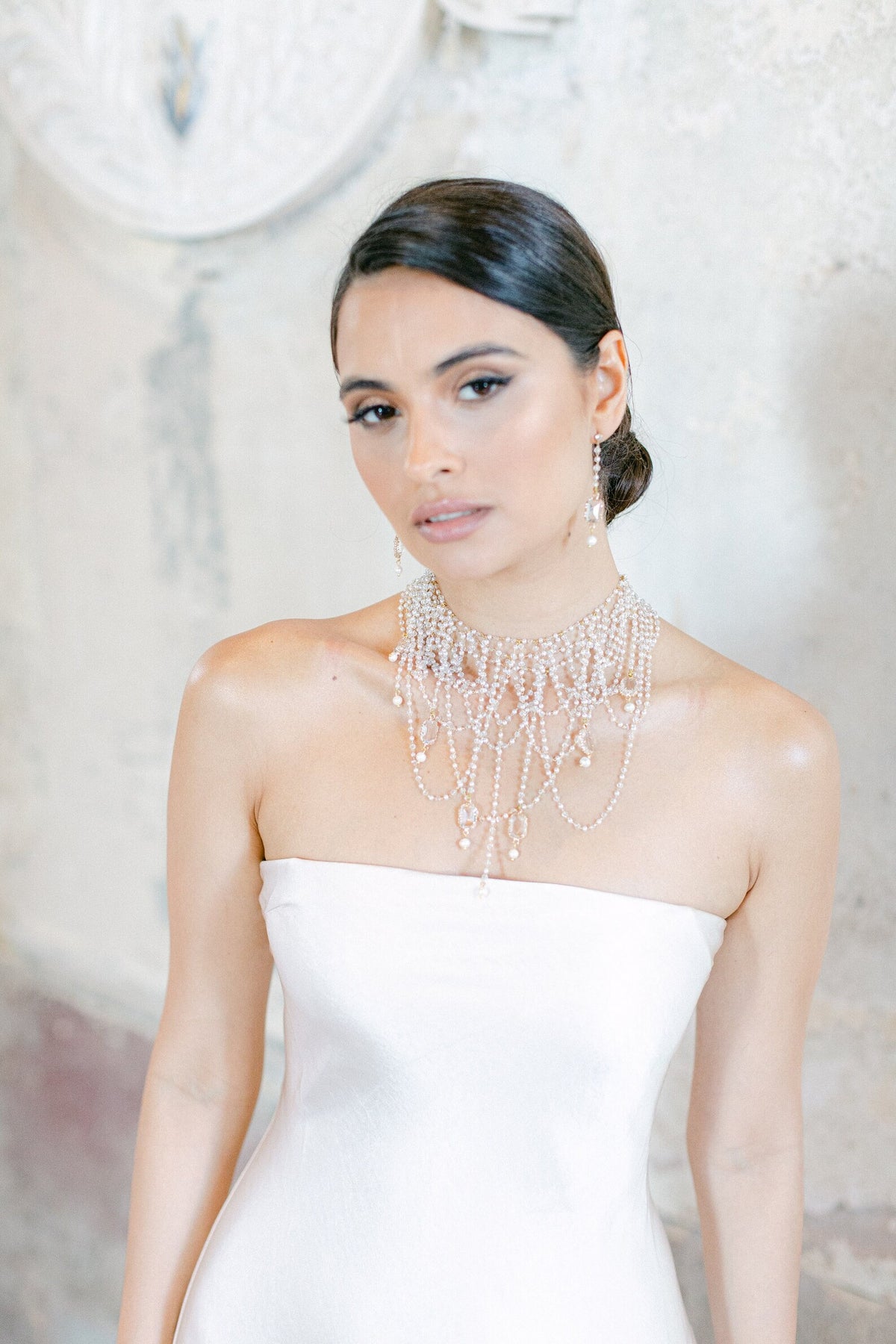 Tsarina ivoorkleurig en goudkleurig bruids halsstuk van Hanna Peters × Gibson Bespoke met glazen parels, smaragdgeslepen kristallen, goudverguld filigraan en een verstelbare ketting.