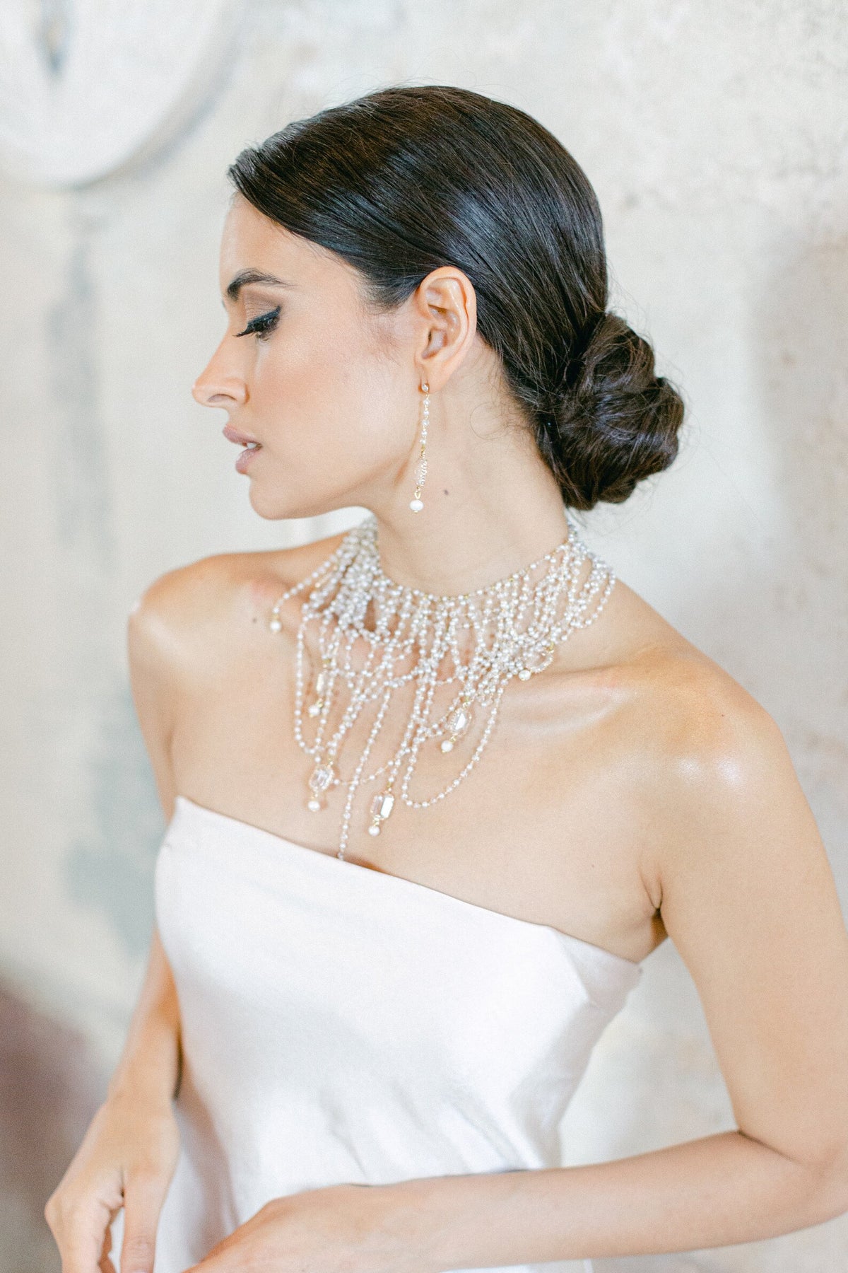 Tsarina ivoorkleurig en goudkleurig bruids halsstuk van Hanna Peters × Gibson Bespoke met glazen parels, smaragdgeslepen kristallen, goudverguld filigraan en een verstelbare ketting.